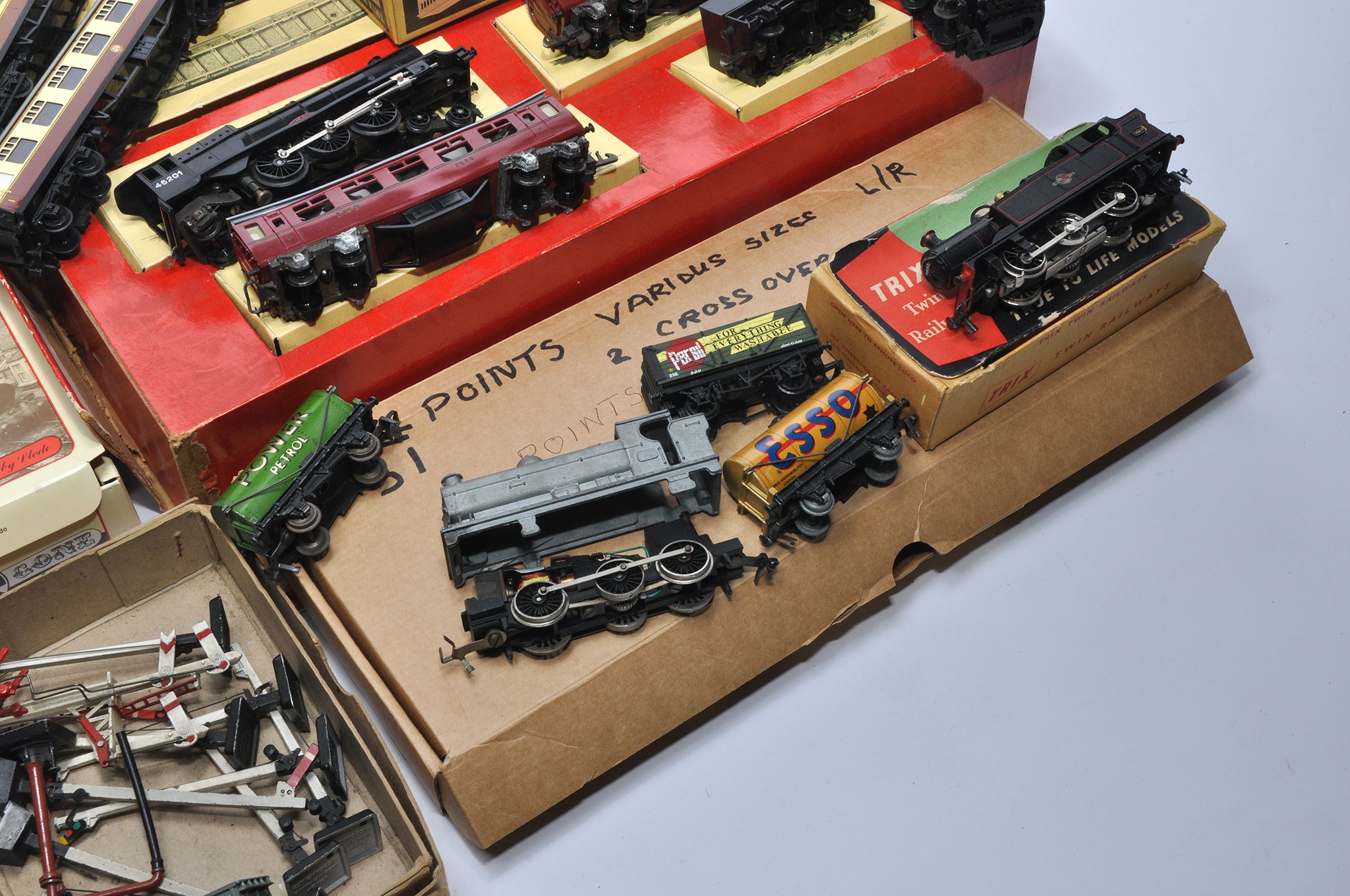 An assorted group of older issue Model Railway including Rovex, Trix and others as shown. Some - Bild 3 aus 4
