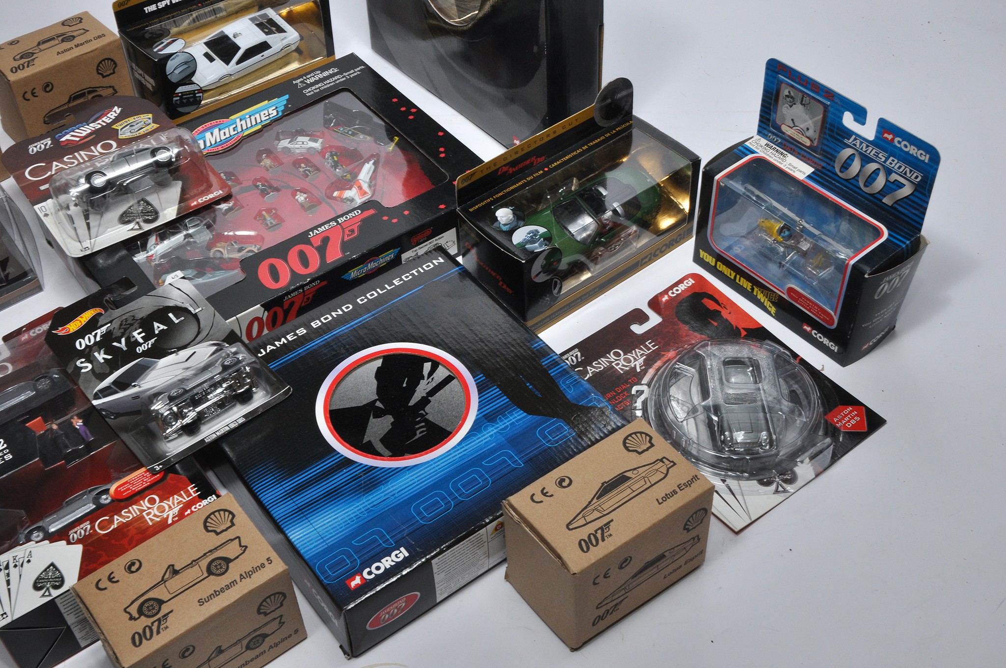 A large collection of James Bond 007 themed diecast models comprising single vehicles and sets. - Image 4 of 4