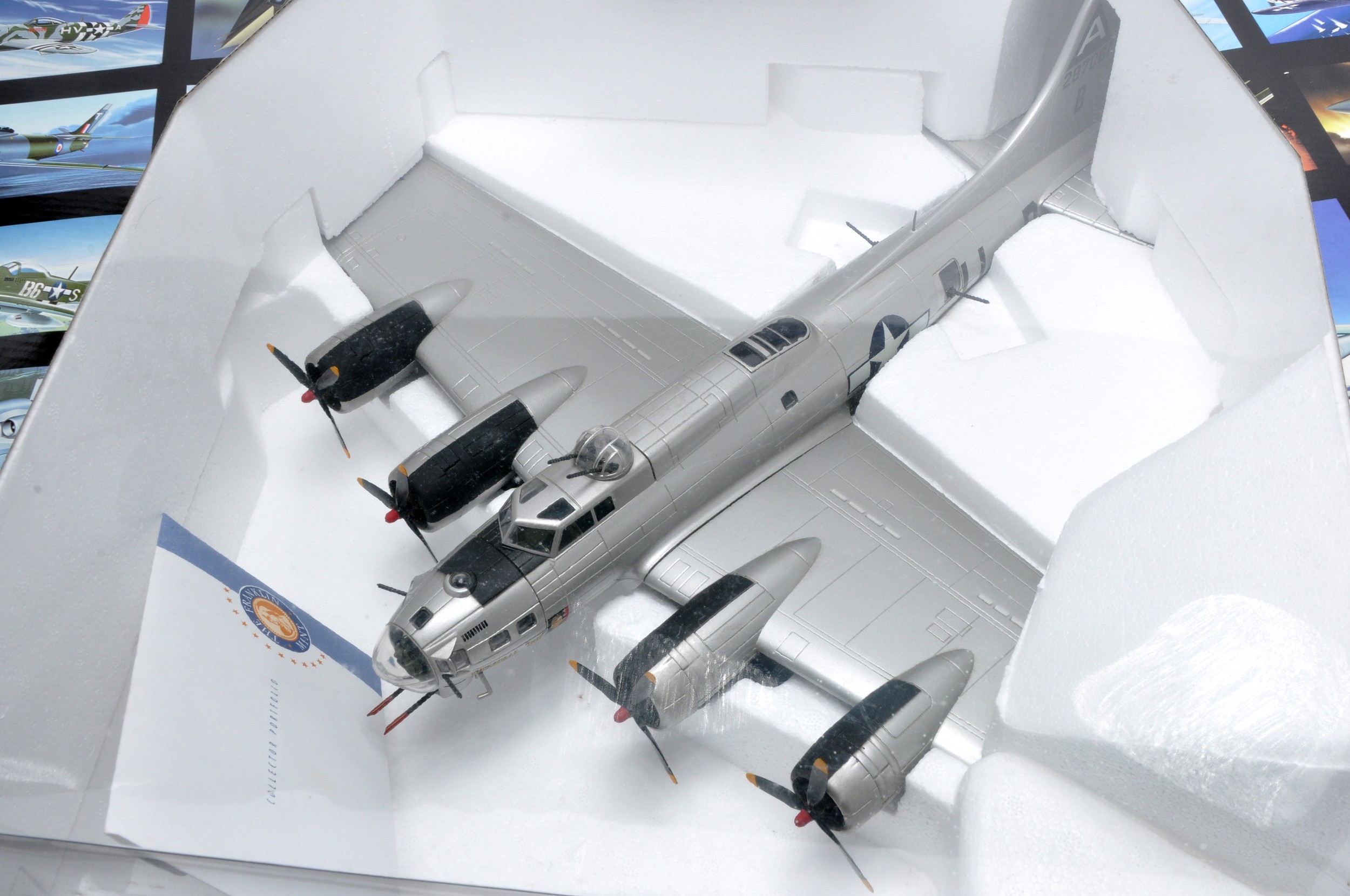 Franklin Mint 1/48 diecast model aircraft issue comprising No. B11E055 B17 Flying Fortress. Looks to - Image 2 of 2