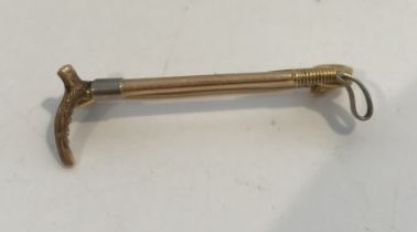 A 15-carat gold riding crop stock pin, 3.3 cm long, 2.