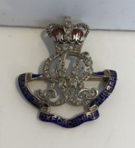 A gold mounted diamond and enamel set badge “Queen's Own Oxfordshire Hussars”, 2.8 cm x 2.9 cm, 5.