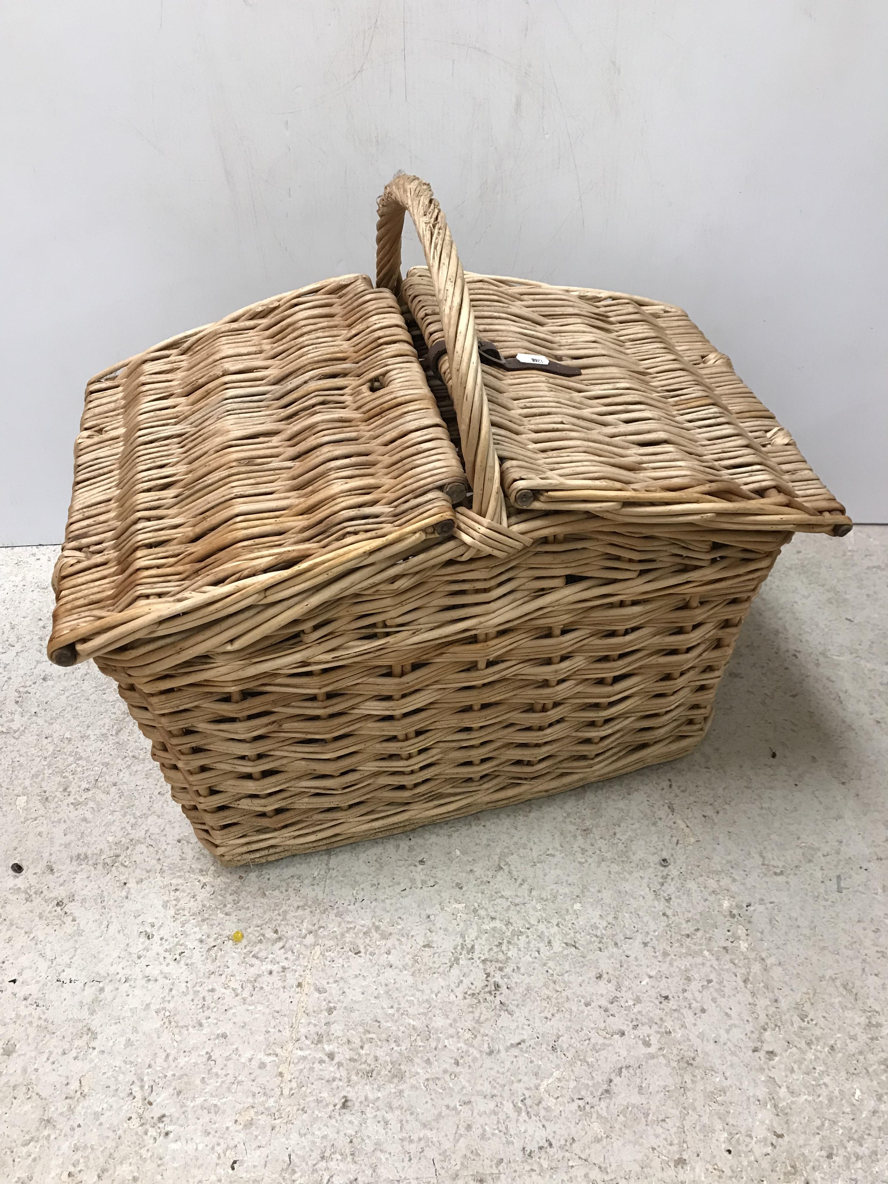 A collection of various wicker picnic and laundry hampers/baskets, - Image 5 of 7