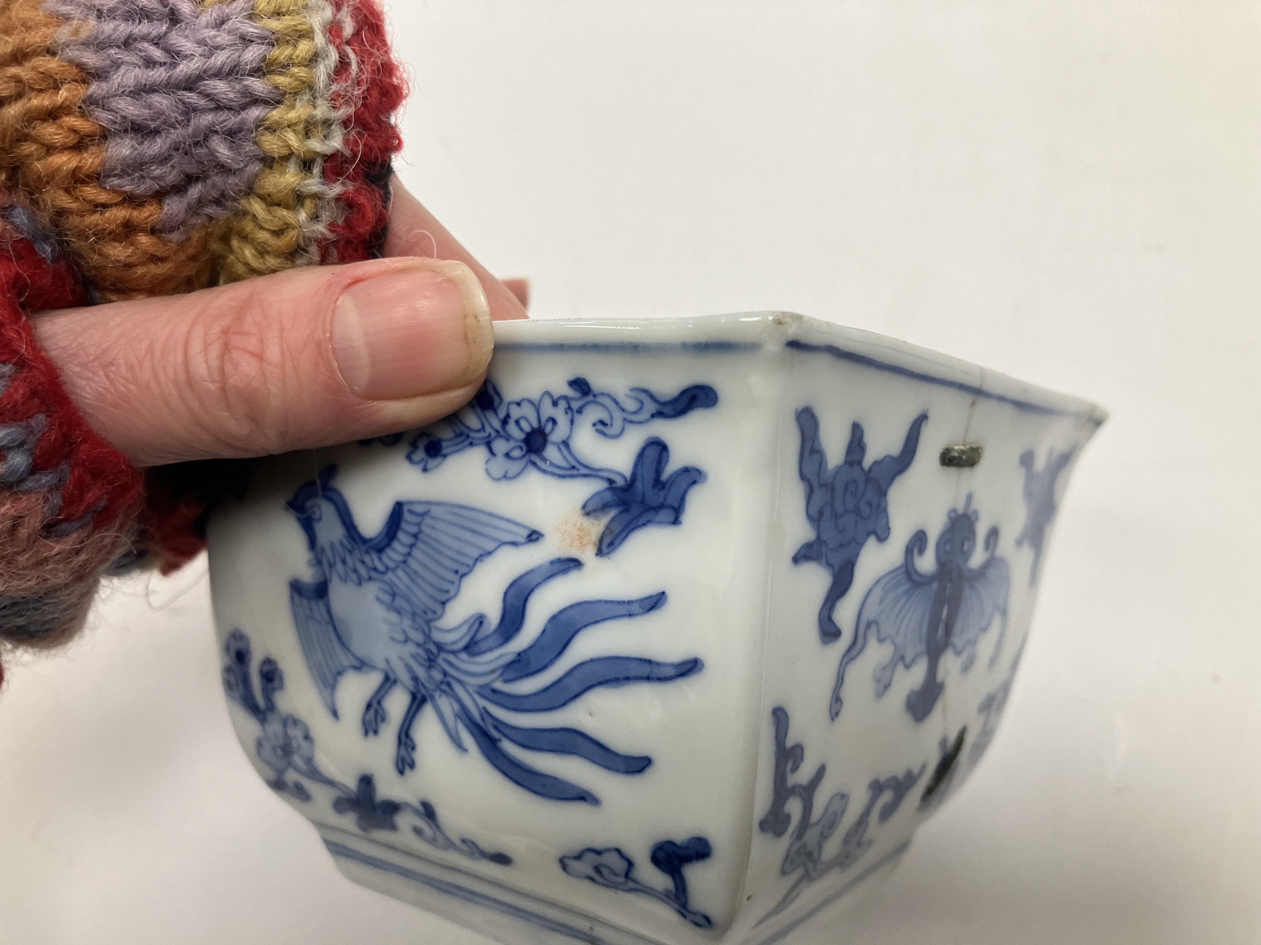 A blue and white porcelain chinoiserie decorated cylindrical scribe's pot bearing four character - Image 19 of 40