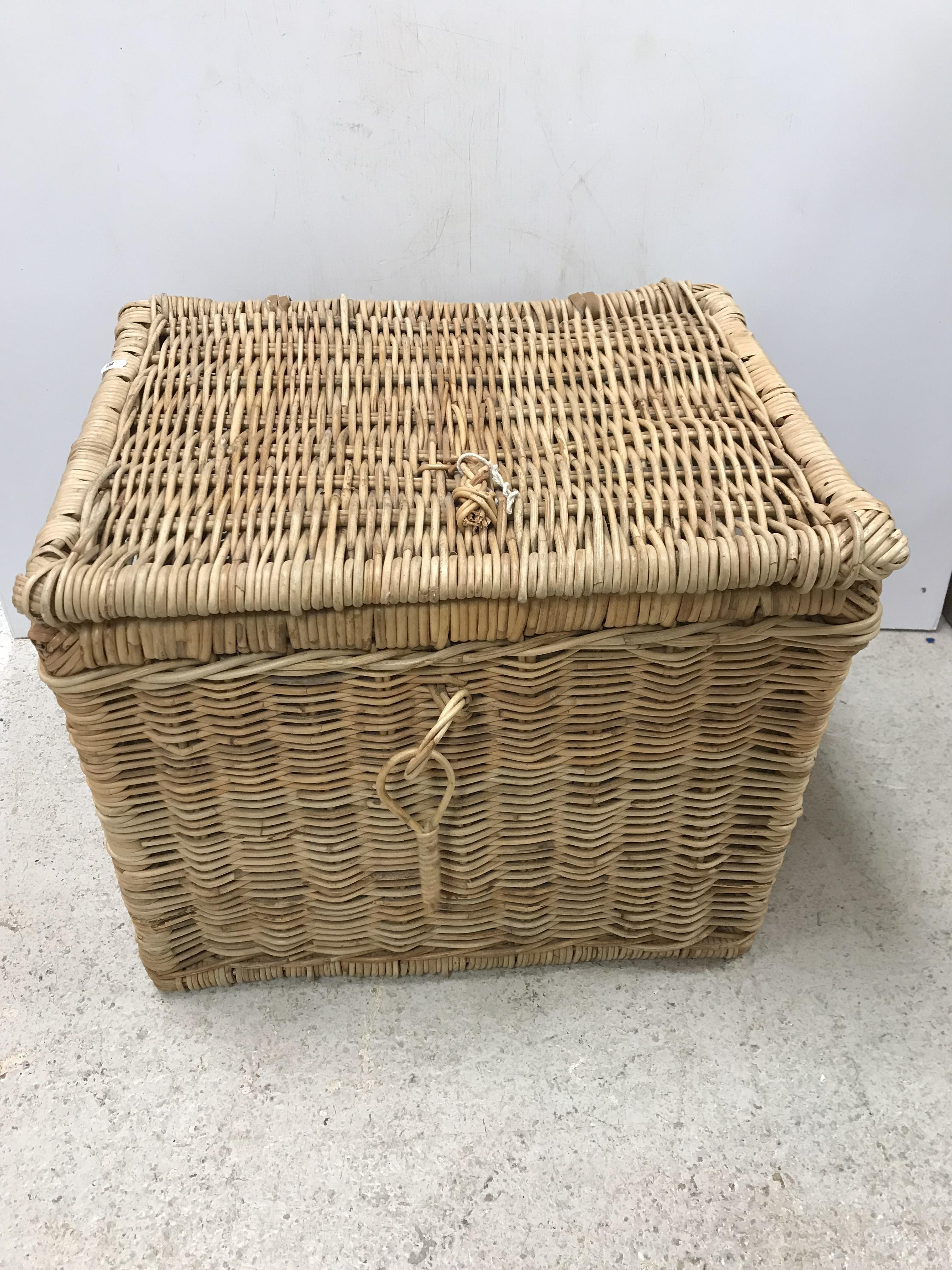A collection of various wicker picnic and laundry hampers/baskets, - Image 3 of 7