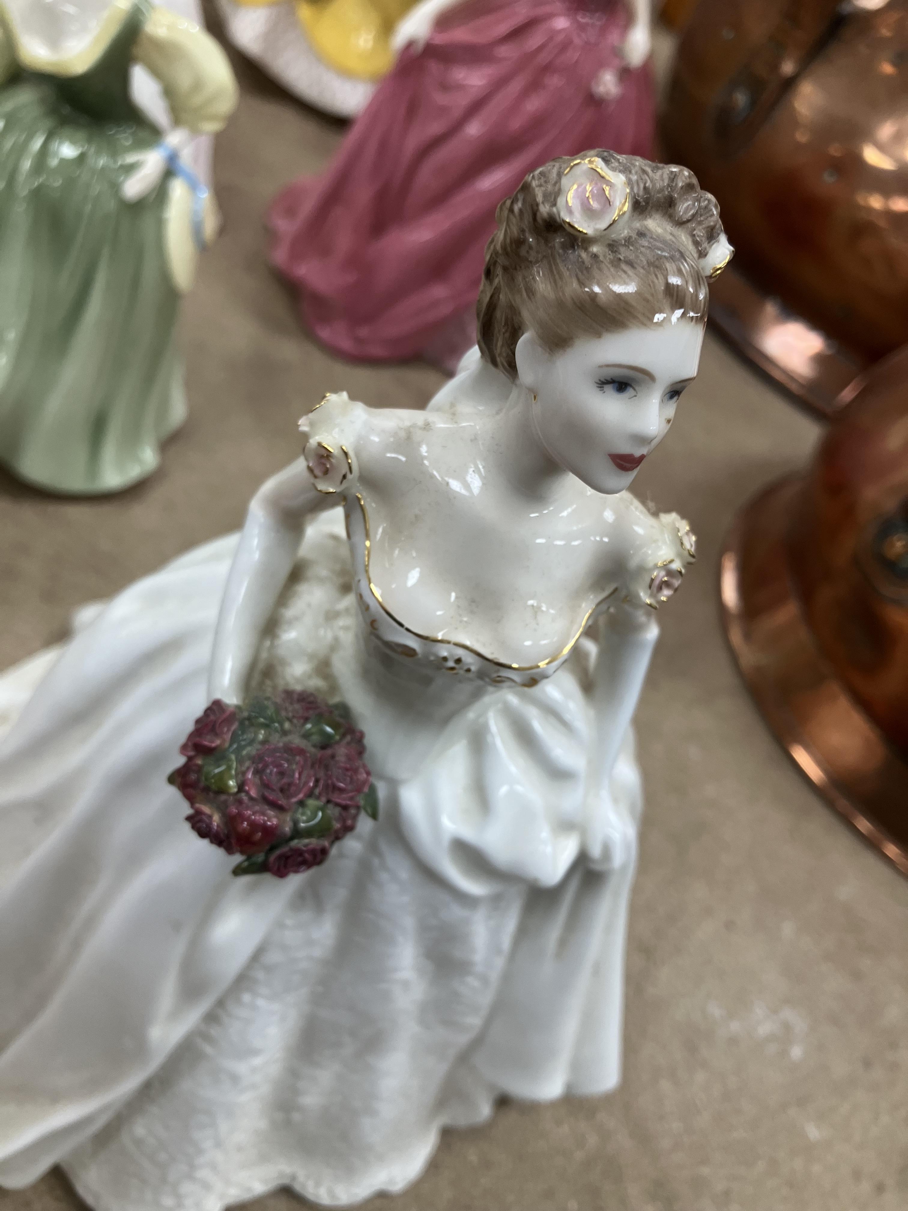 A collection of twenty-nine various figurines to include ten Royal Doulton examples including - Image 16 of 27