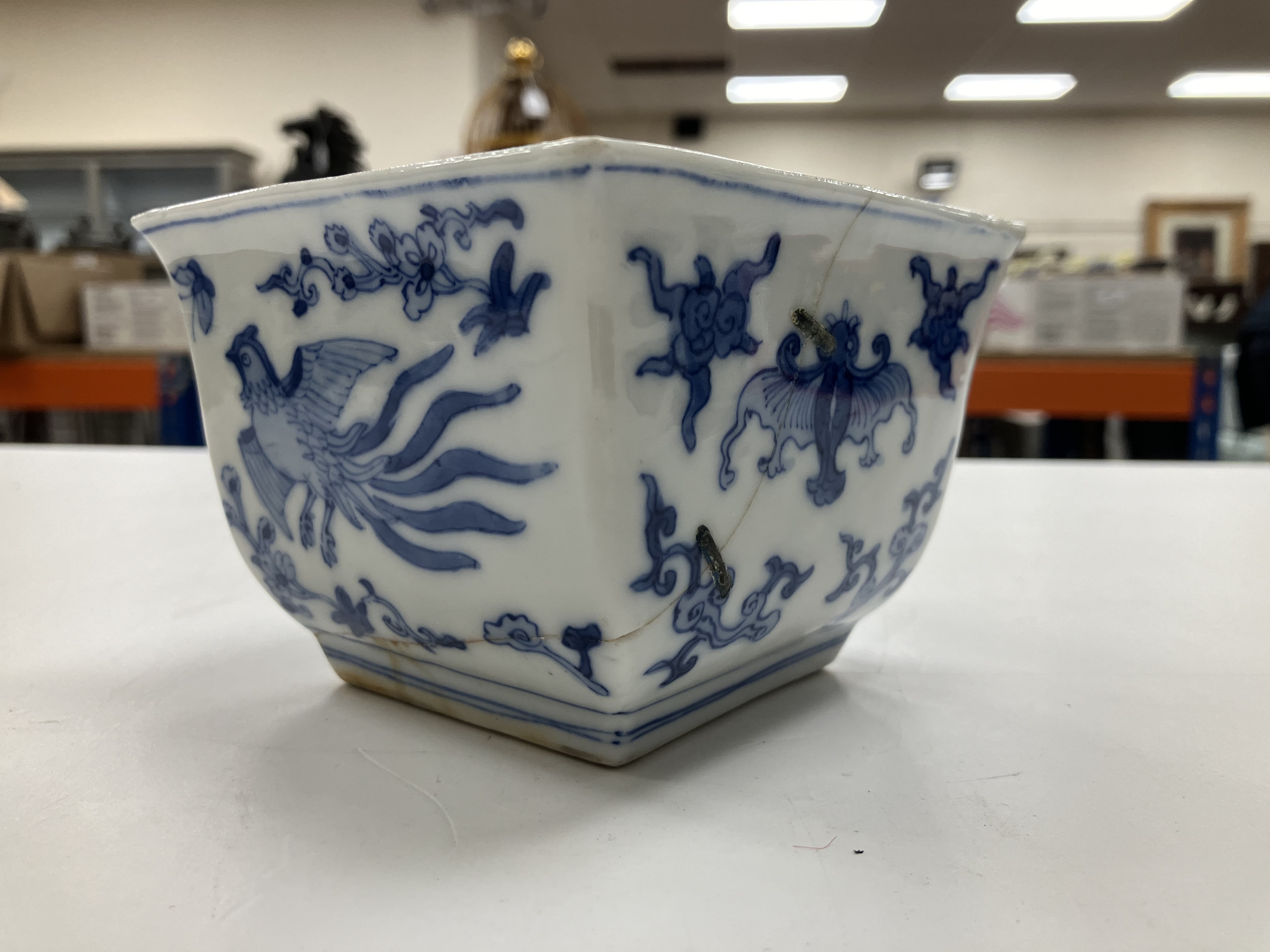 A blue and white porcelain chinoiserie decorated cylindrical scribe's pot bearing four character - Image 27 of 40