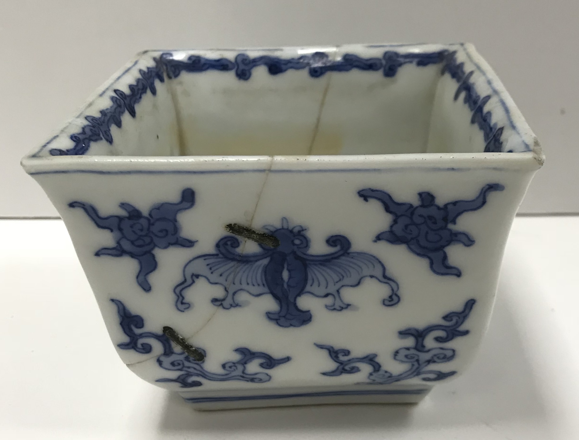 A blue and white porcelain chinoiserie decorated cylindrical scribe's pot bearing four character - Image 2 of 40