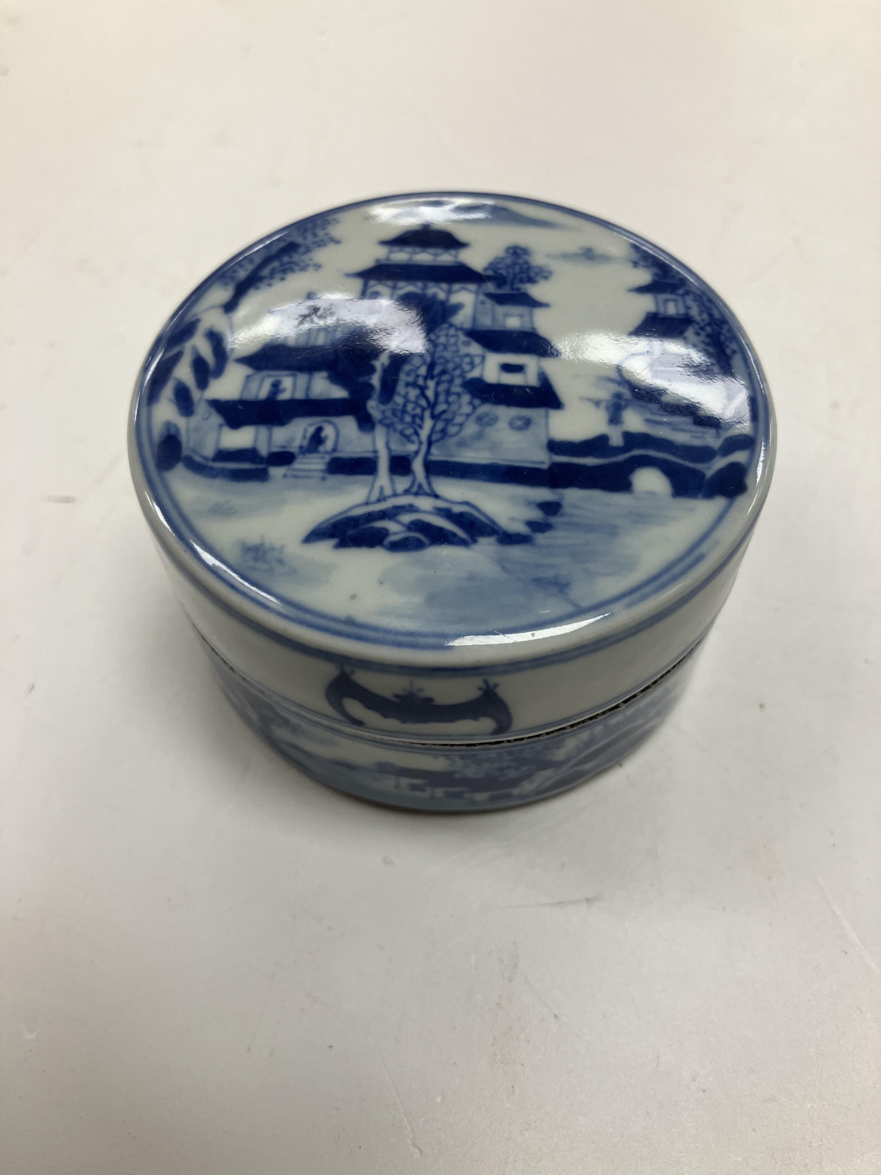 A blue and white porcelain chinoiserie decorated cylindrical scribe's pot bearing four character - Image 40 of 40