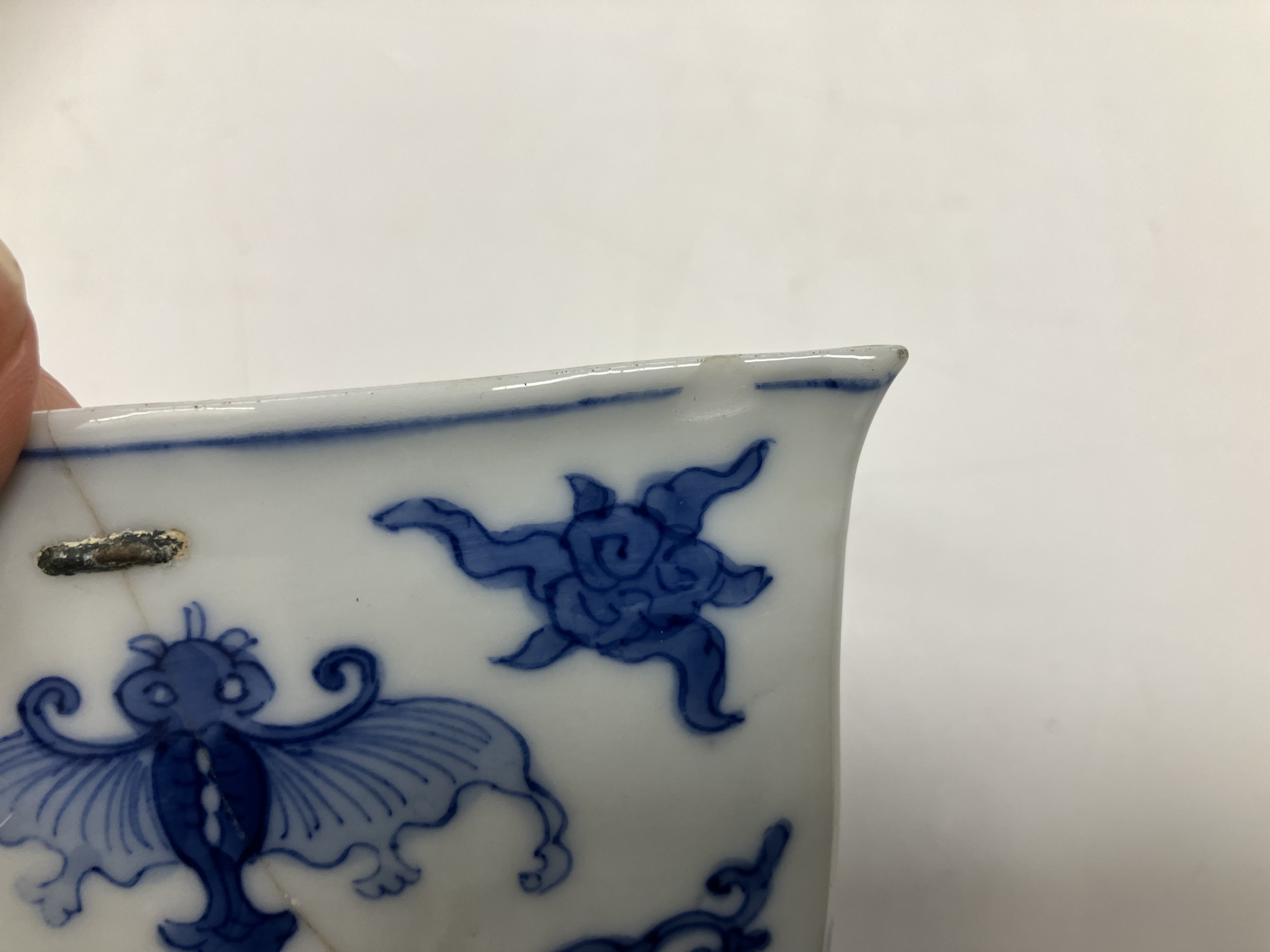 A blue and white porcelain chinoiserie decorated cylindrical scribe's pot bearing four character - Image 20 of 40