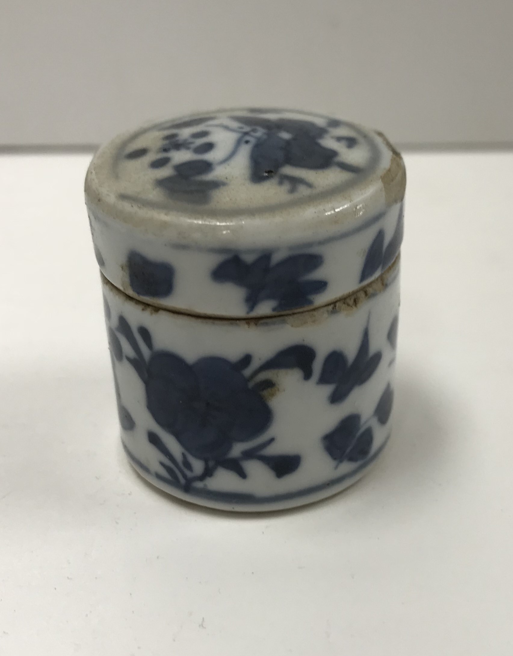 A blue and white porcelain chinoiserie decorated cylindrical scribe's pot bearing four character - Image 3 of 40