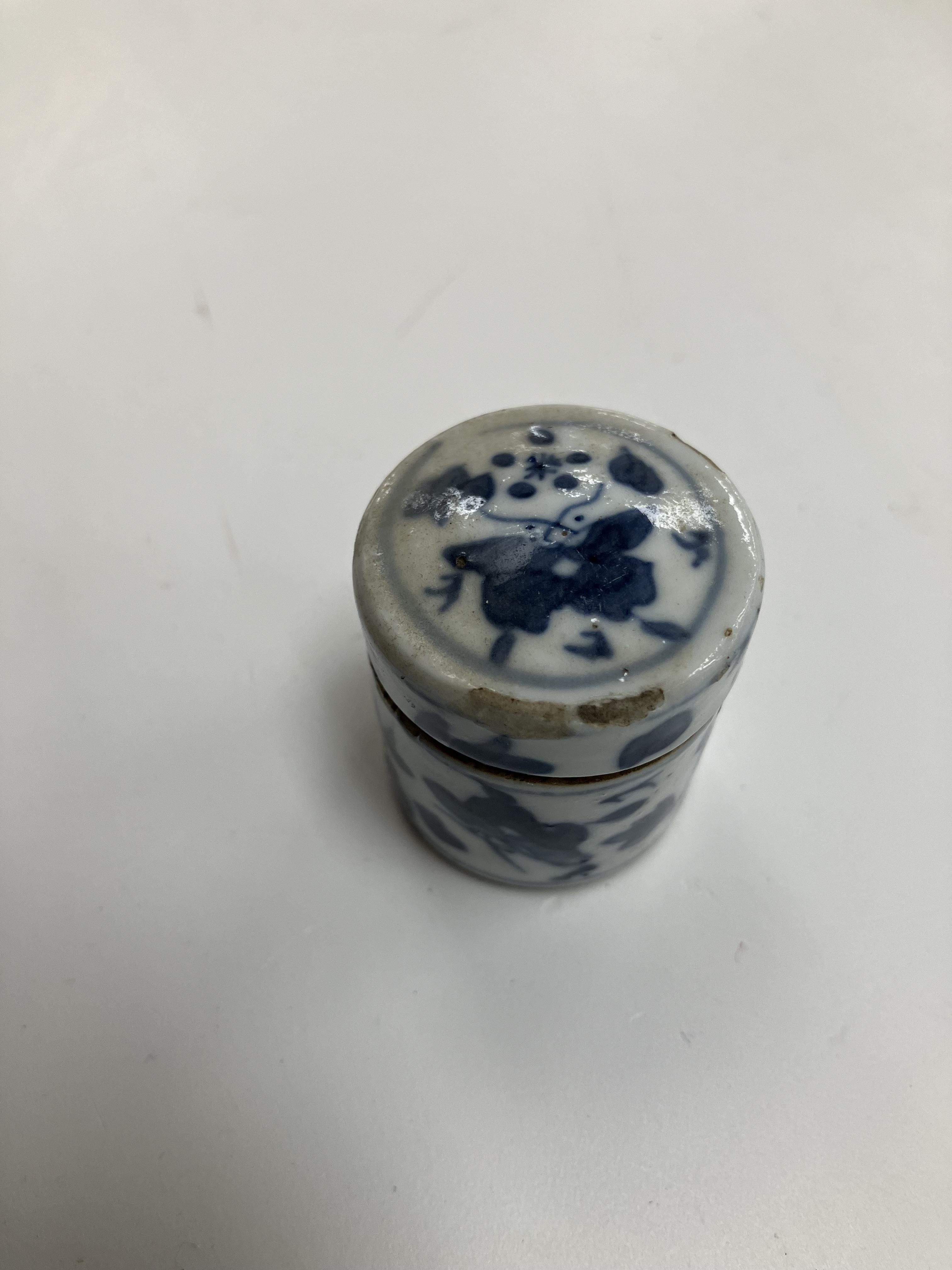 A blue and white porcelain chinoiserie decorated cylindrical scribe's pot bearing four character - Image 11 of 40