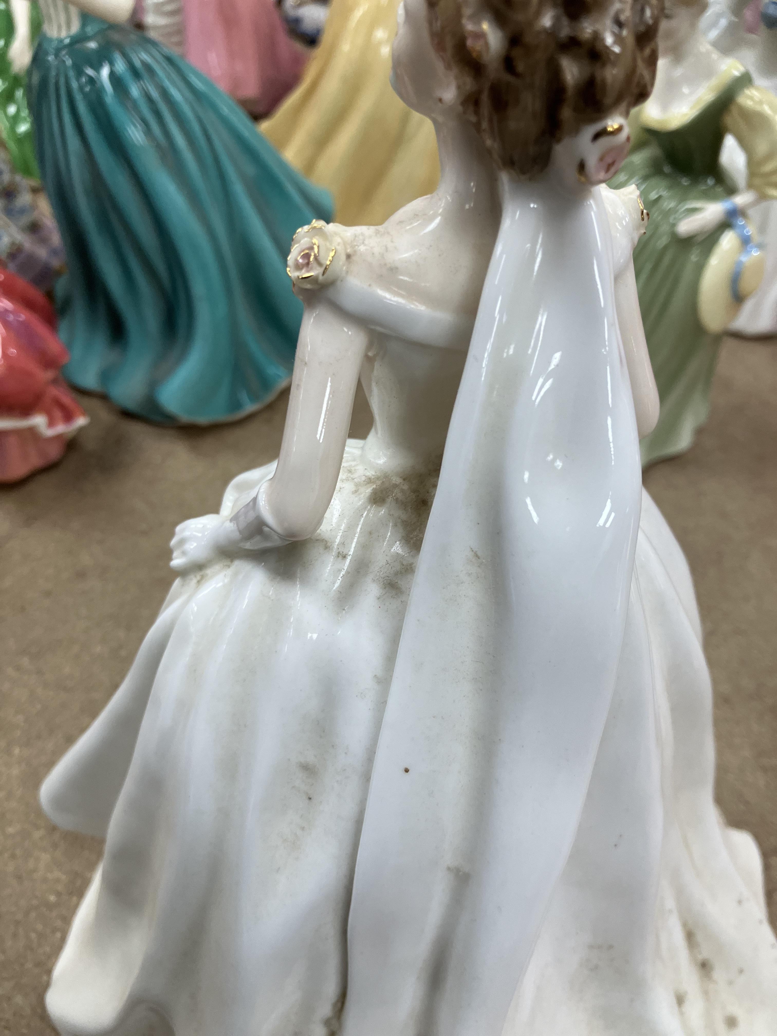 A collection of twenty-nine various figurines to include ten Royal Doulton examples including - Image 13 of 27