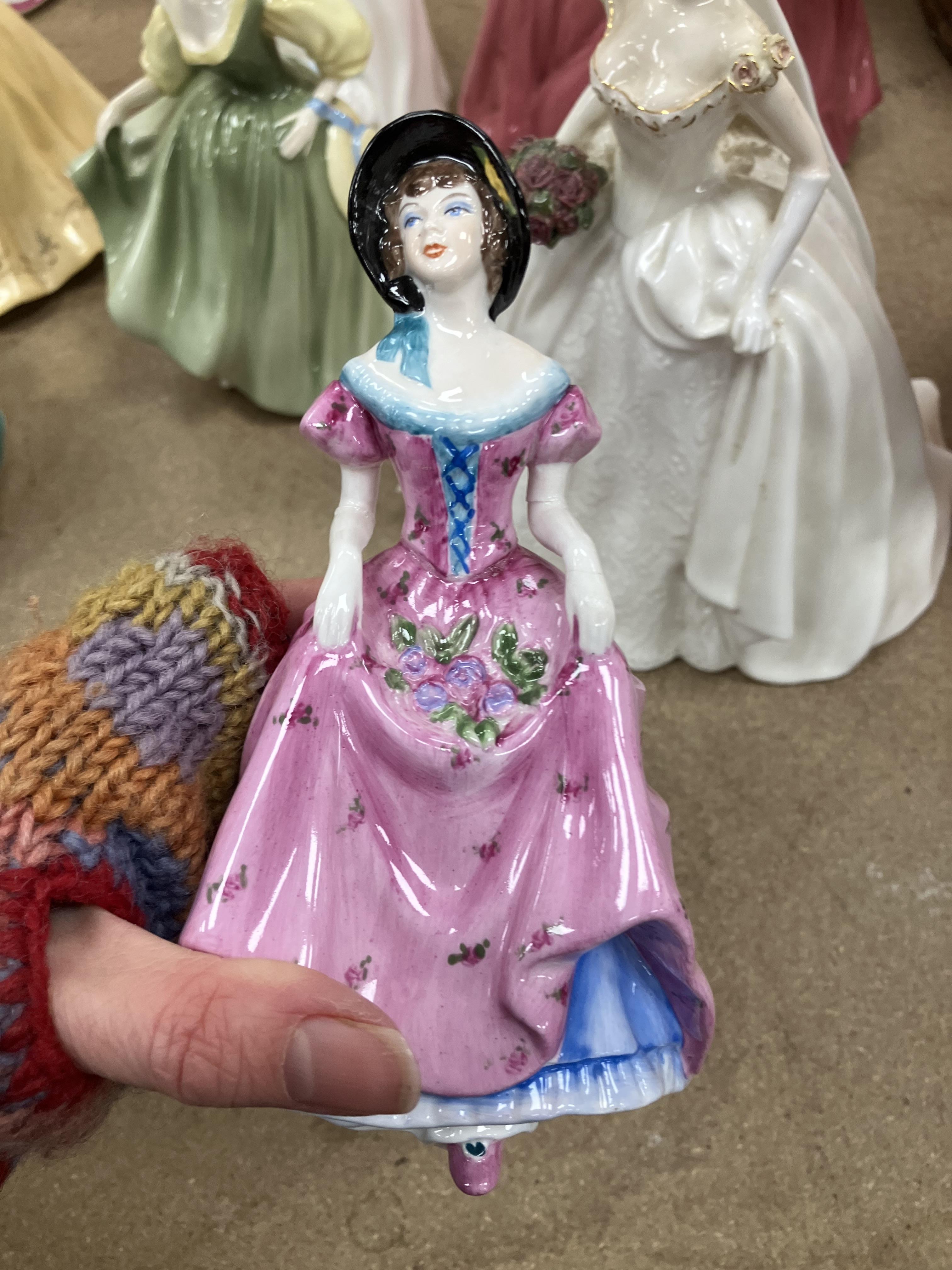 A collection of twenty-nine various figurines to include ten Royal Doulton examples including - Image 11 of 27