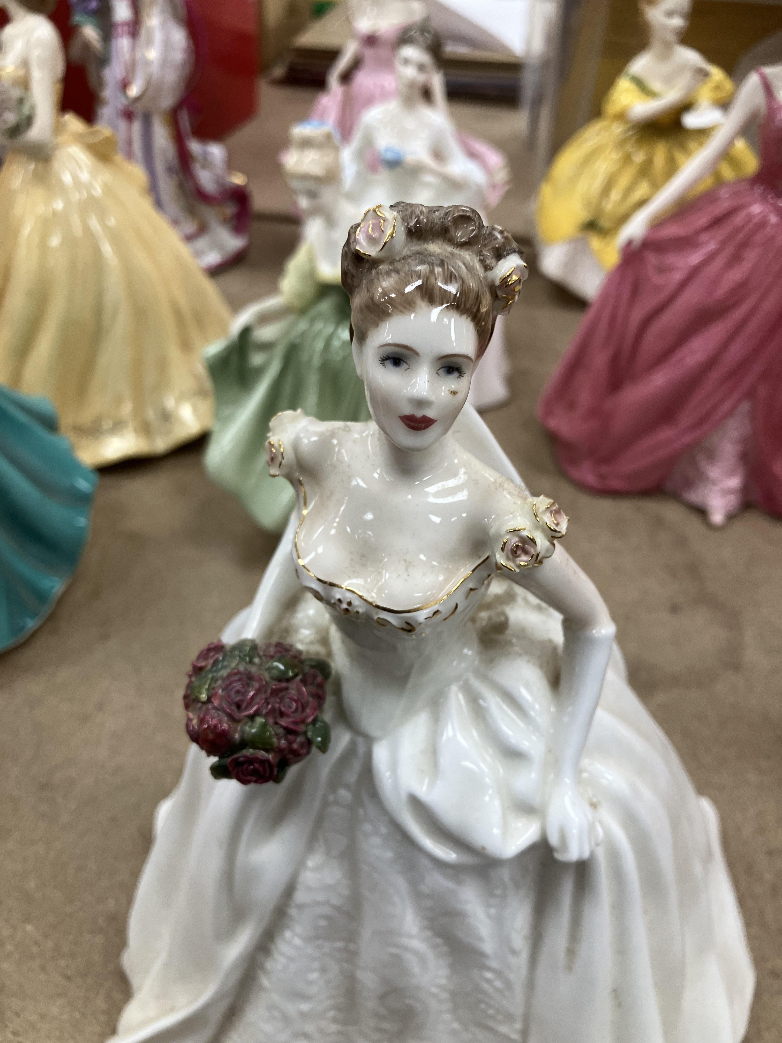 A collection of twenty-nine various figurines to include ten Royal Doulton examples including - Image 19 of 27