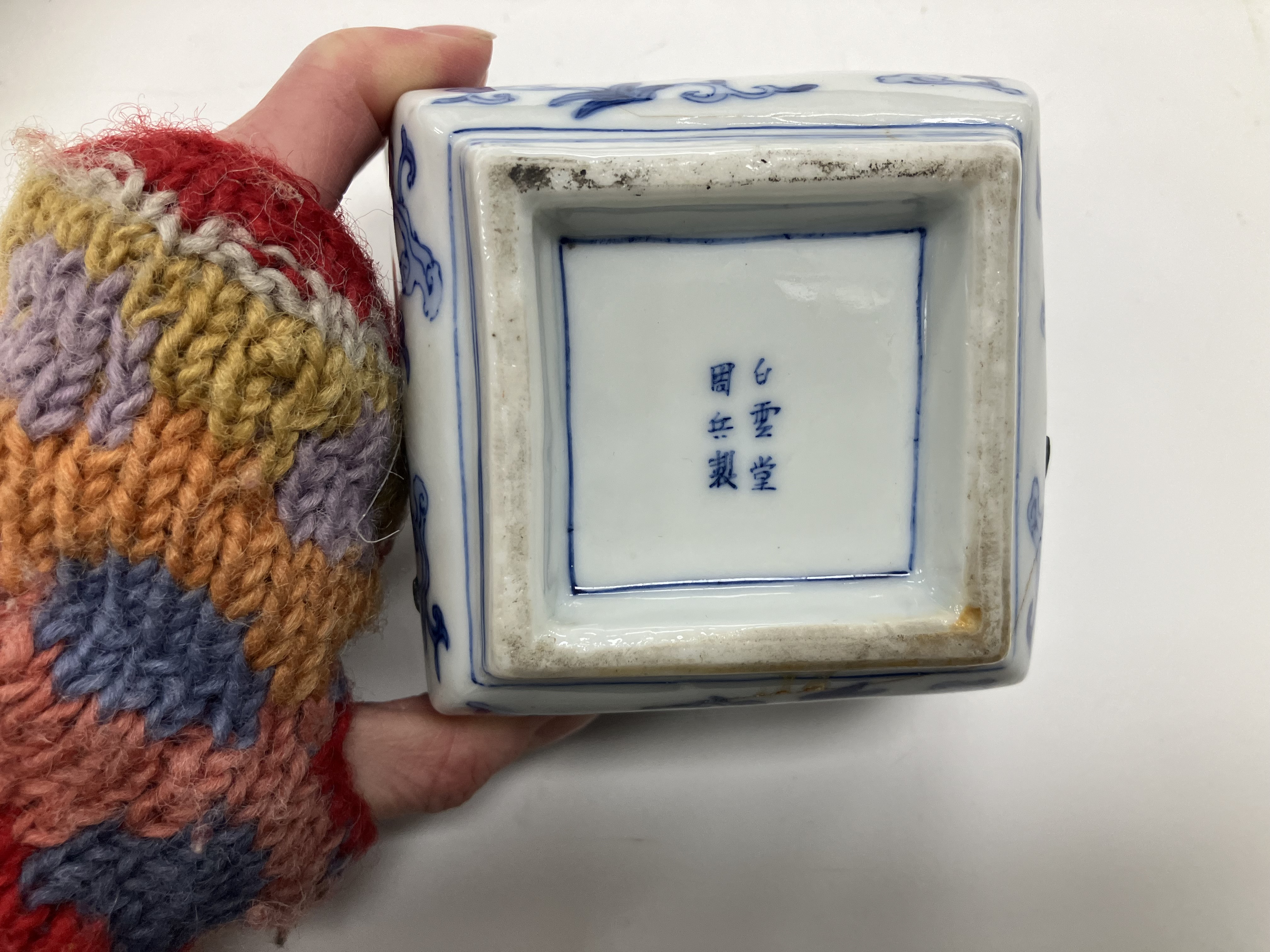 A blue and white porcelain chinoiserie decorated cylindrical scribe's pot bearing four character - Image 15 of 40