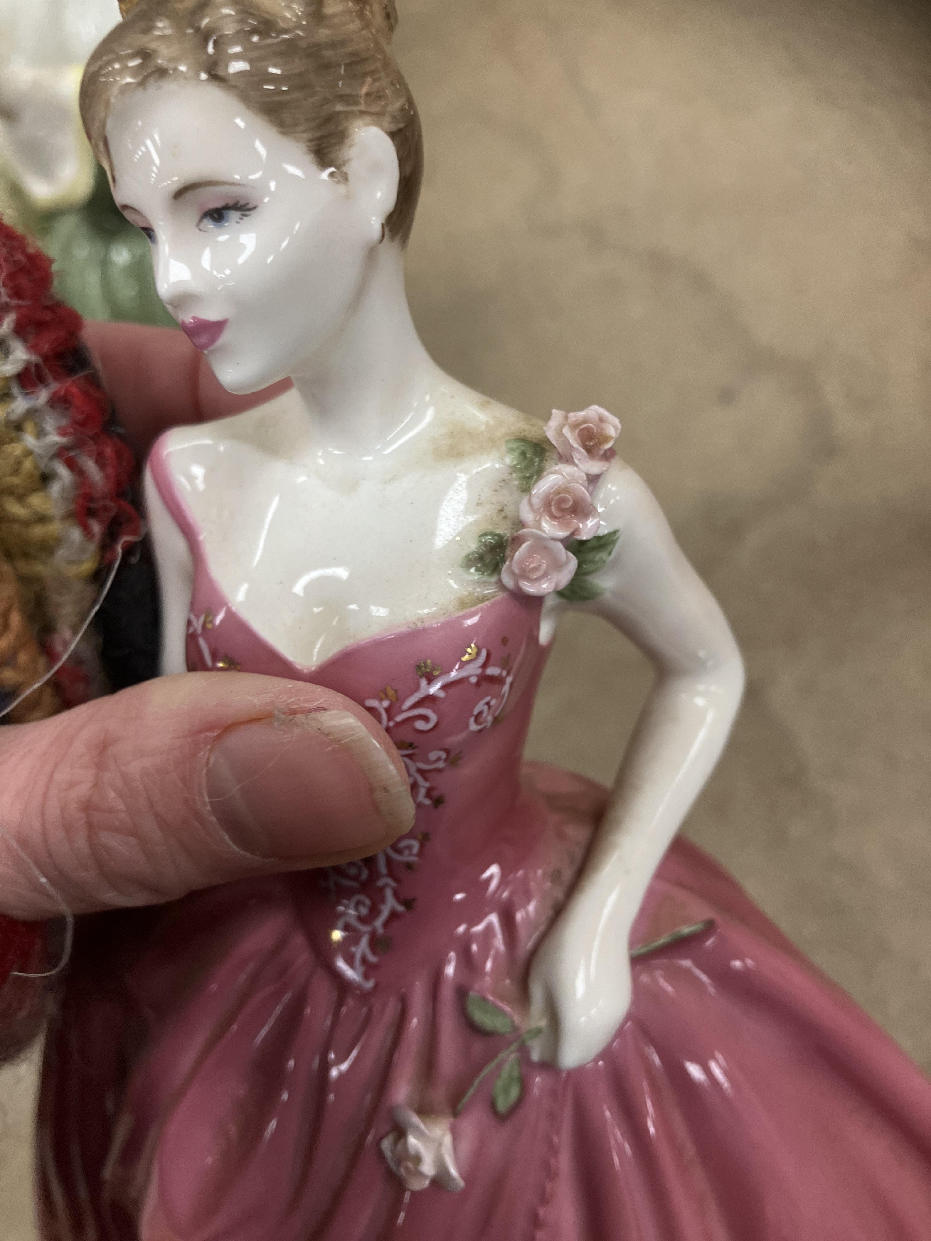 A collection of twenty-nine various figurines to include ten Royal Doulton examples including - Image 22 of 27