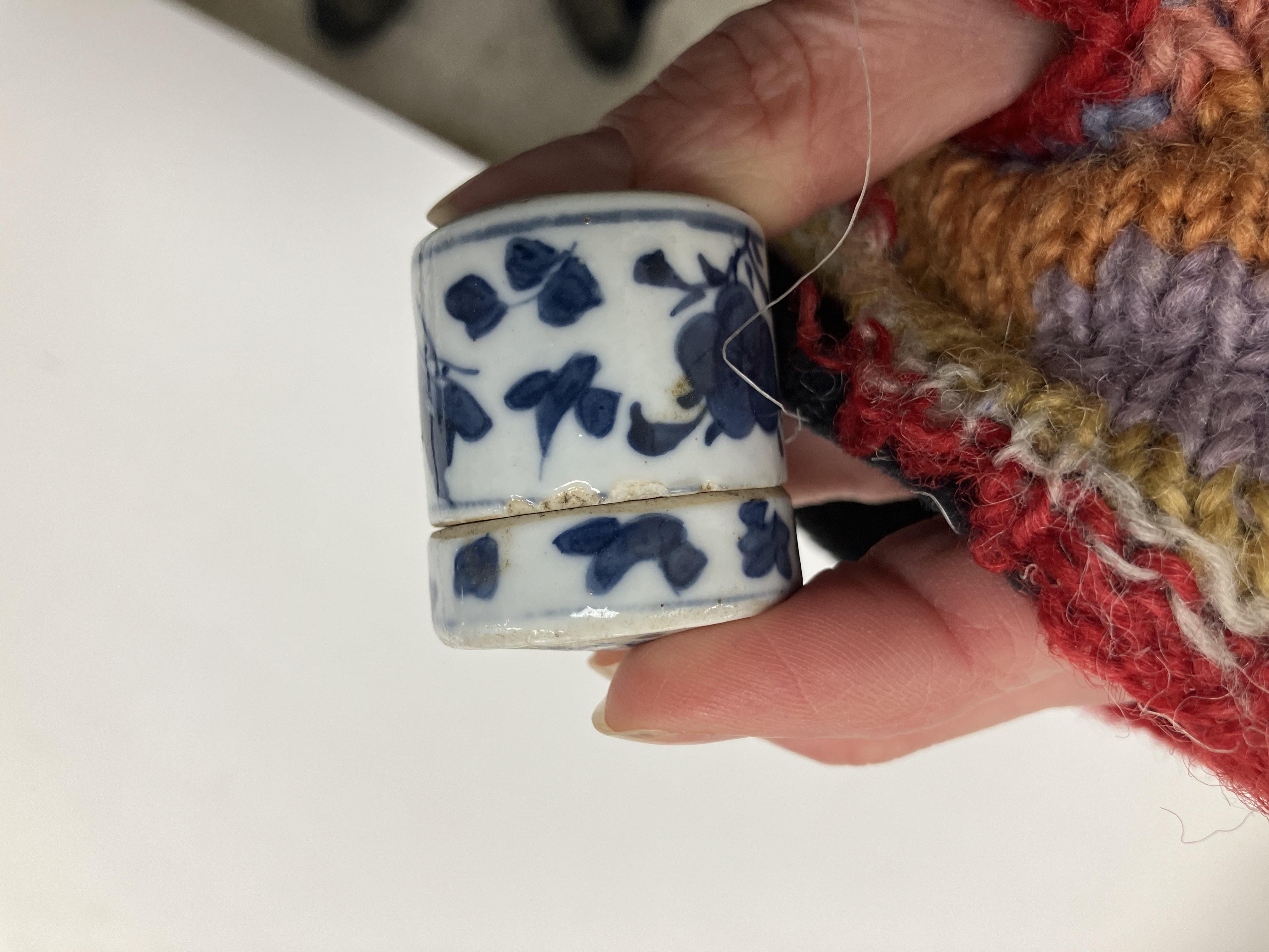 A blue and white porcelain chinoiserie decorated cylindrical scribe's pot bearing four character - Image 6 of 40