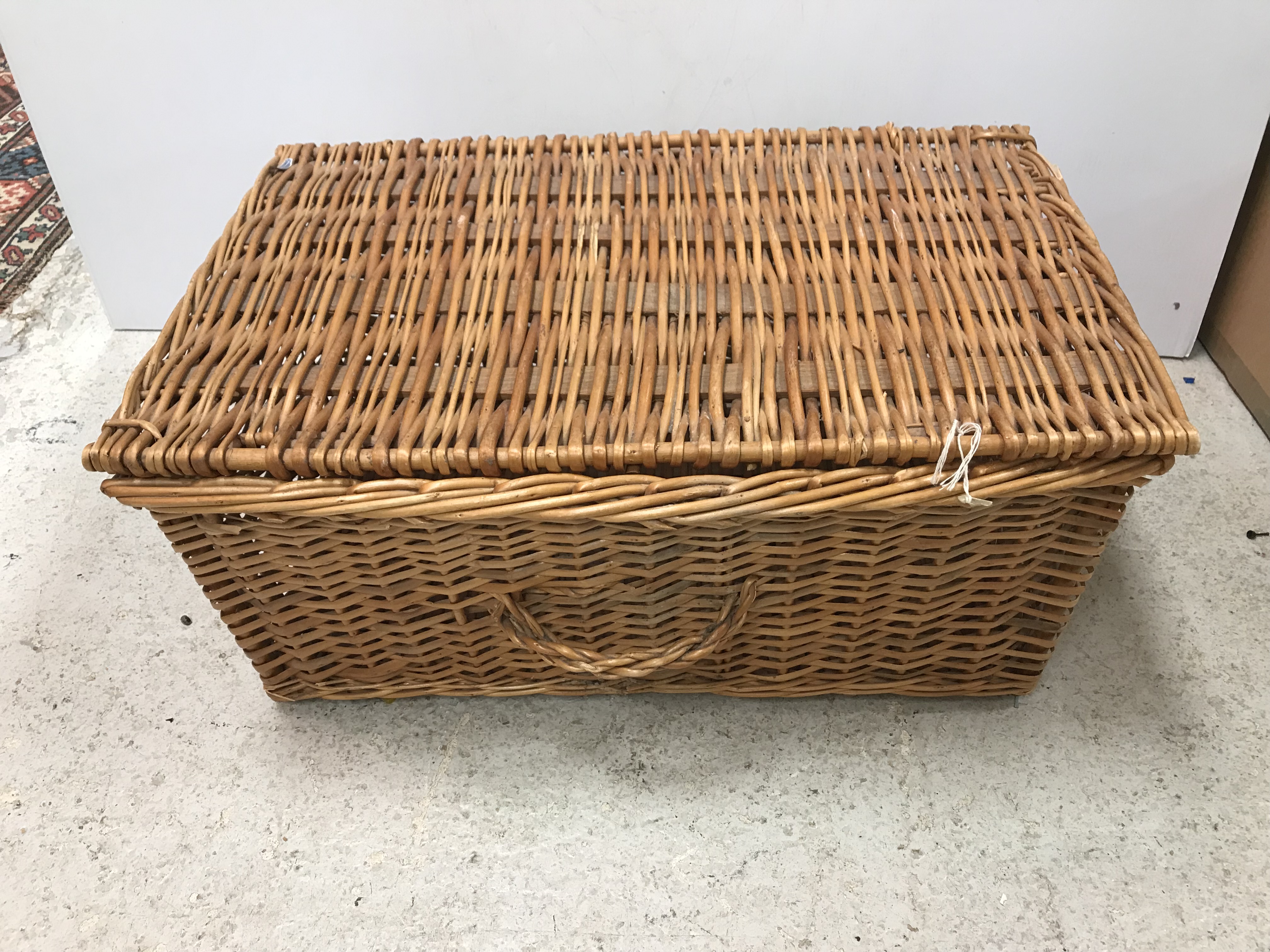 A collection of various wicker picnic and laundry hampers/baskets, - Image 7 of 7