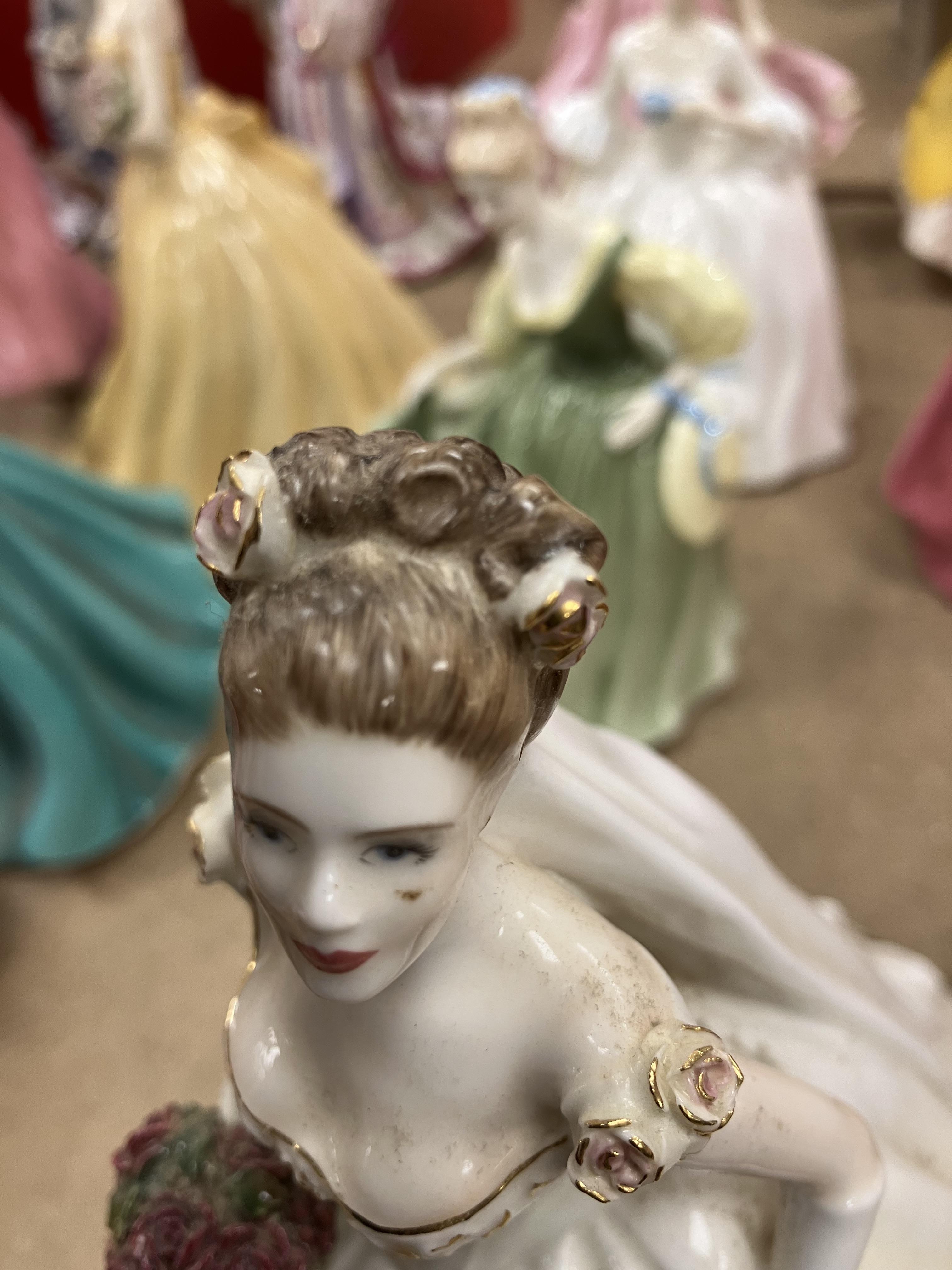 A collection of twenty-nine various figurines to include ten Royal Doulton examples including - Image 18 of 27