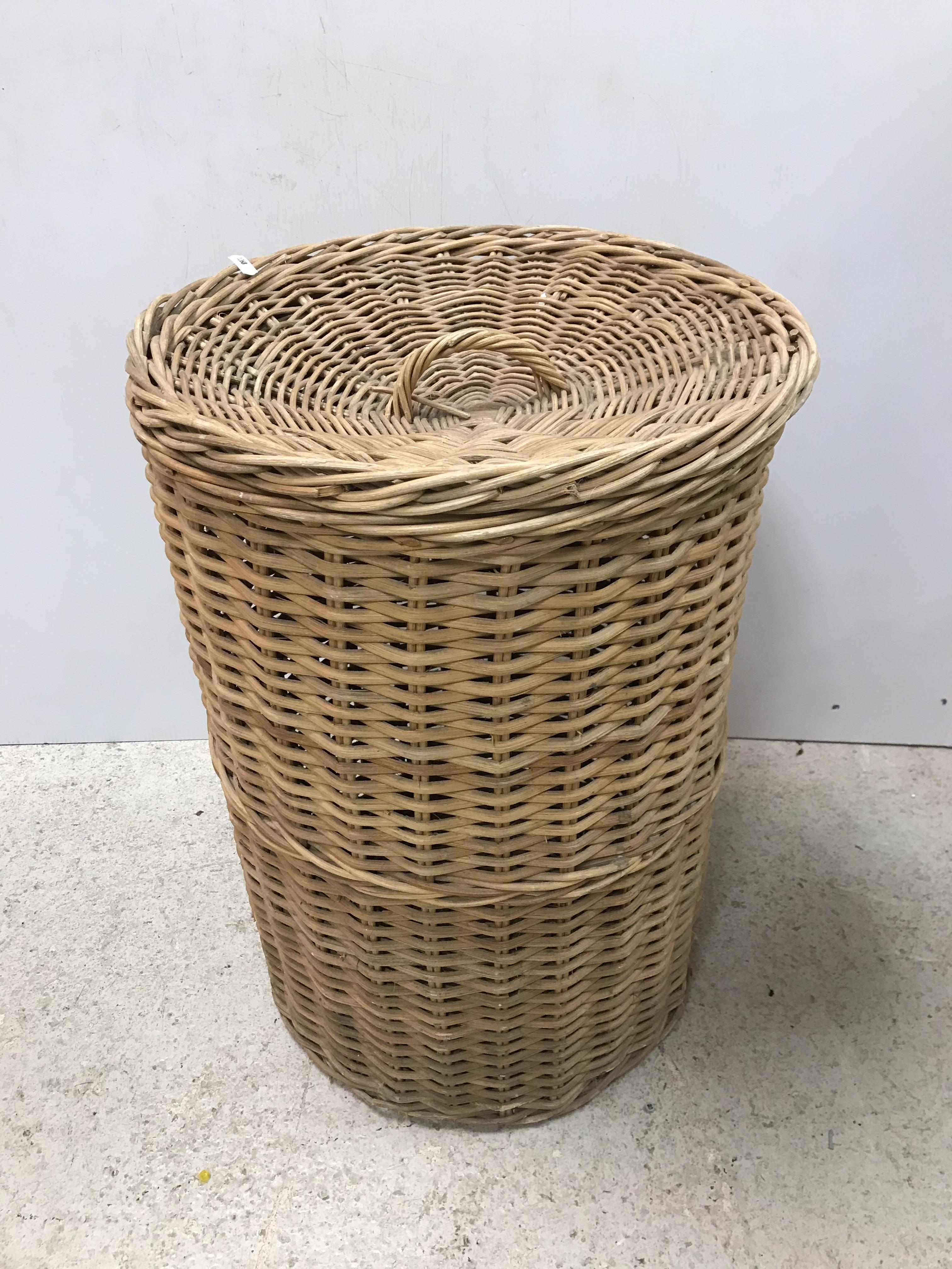 A collection of various wicker picnic and laundry hampers/baskets, - Image 6 of 7