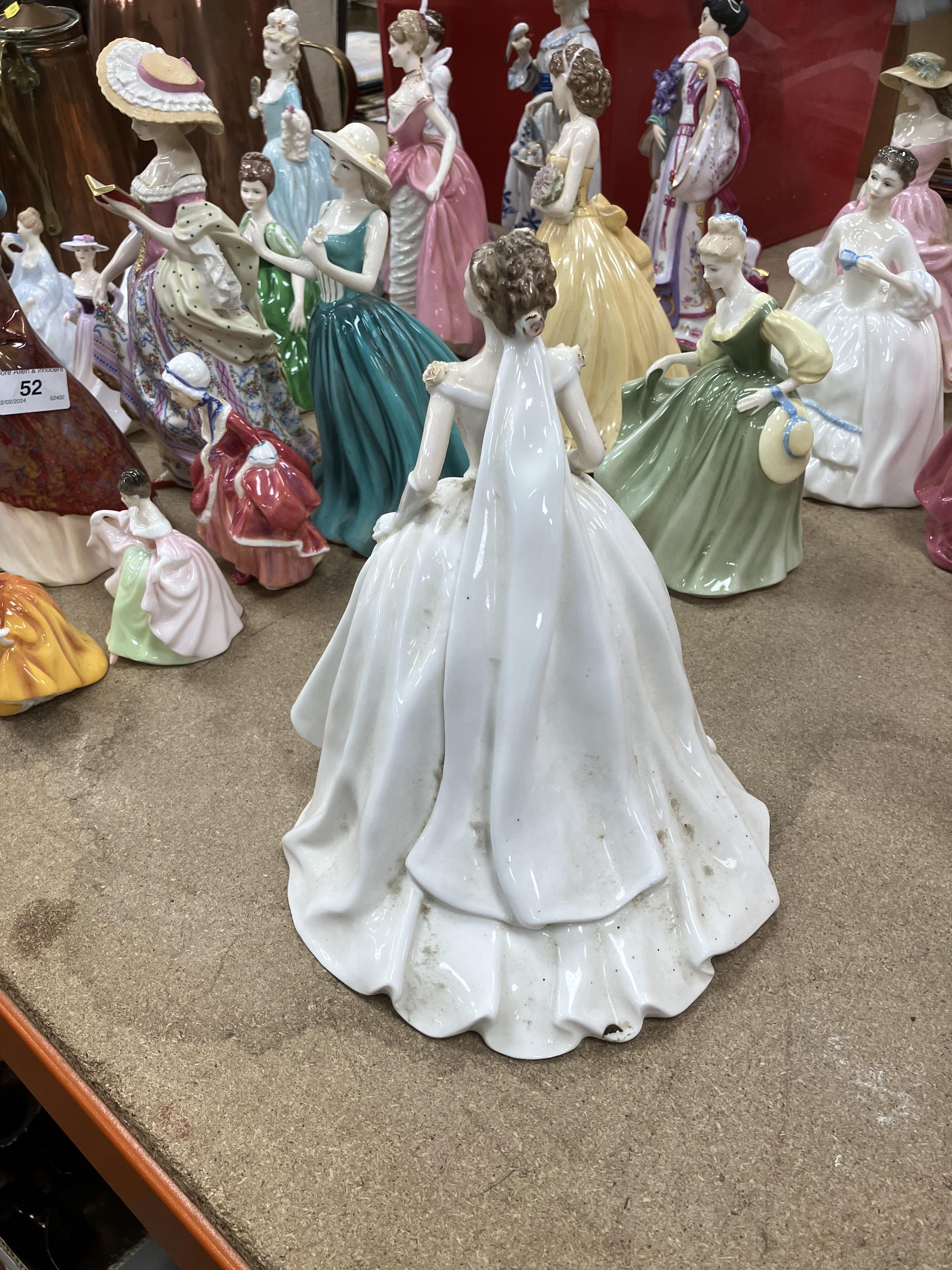 A collection of twenty-nine various figurines to include ten Royal Doulton examples including - Image 15 of 27