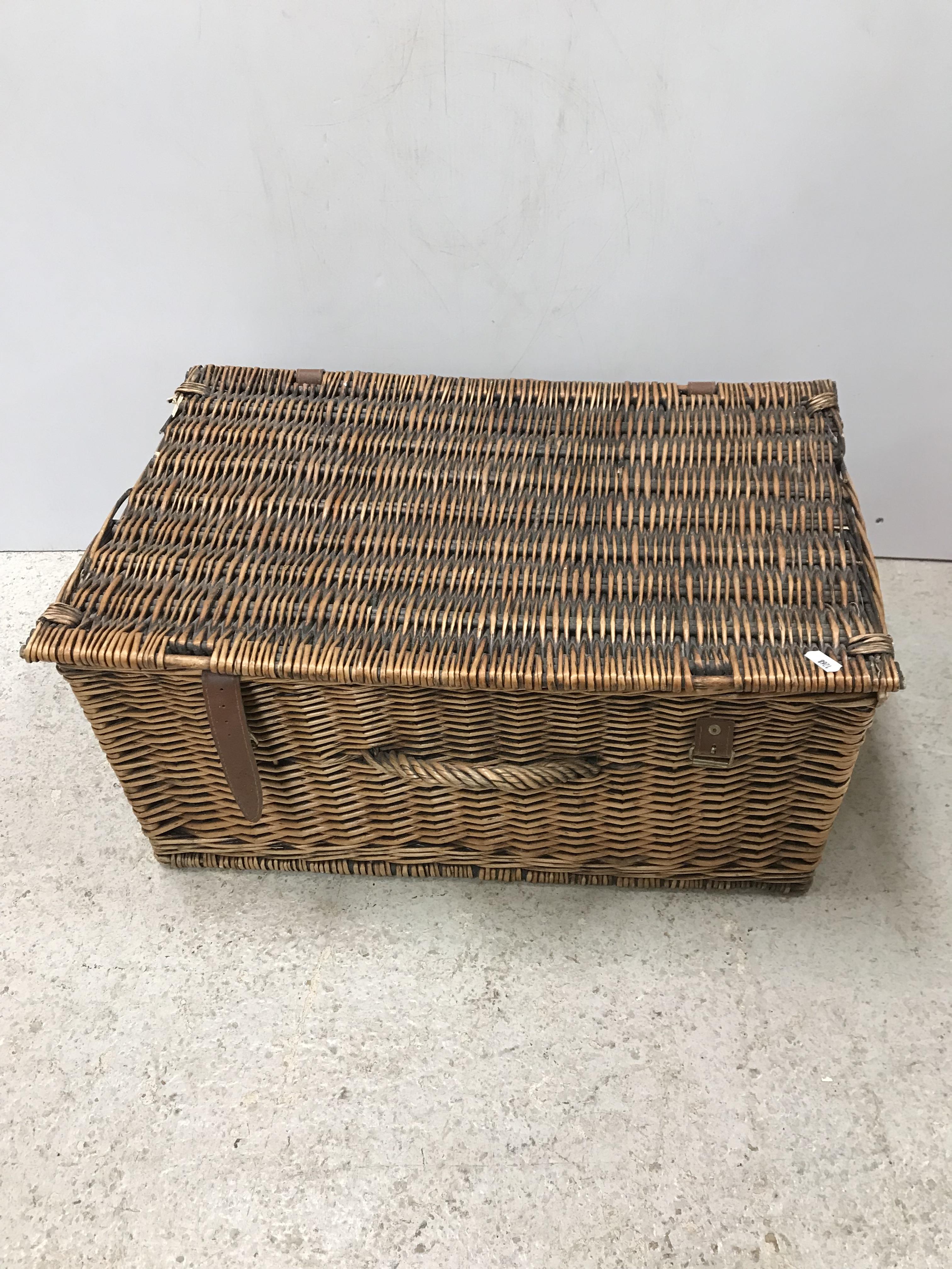 A collection of various wicker picnic and laundry hampers/baskets, - Image 2 of 7