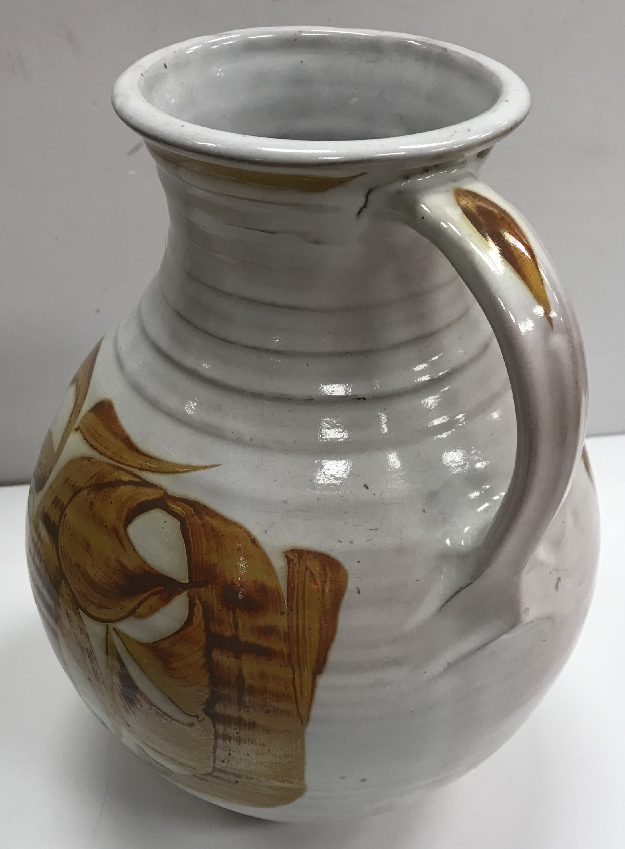 An Alan Caiger-Smith Aldermaston Pottery jug with ochre glaze and scrolling design on a white - Image 3 of 5