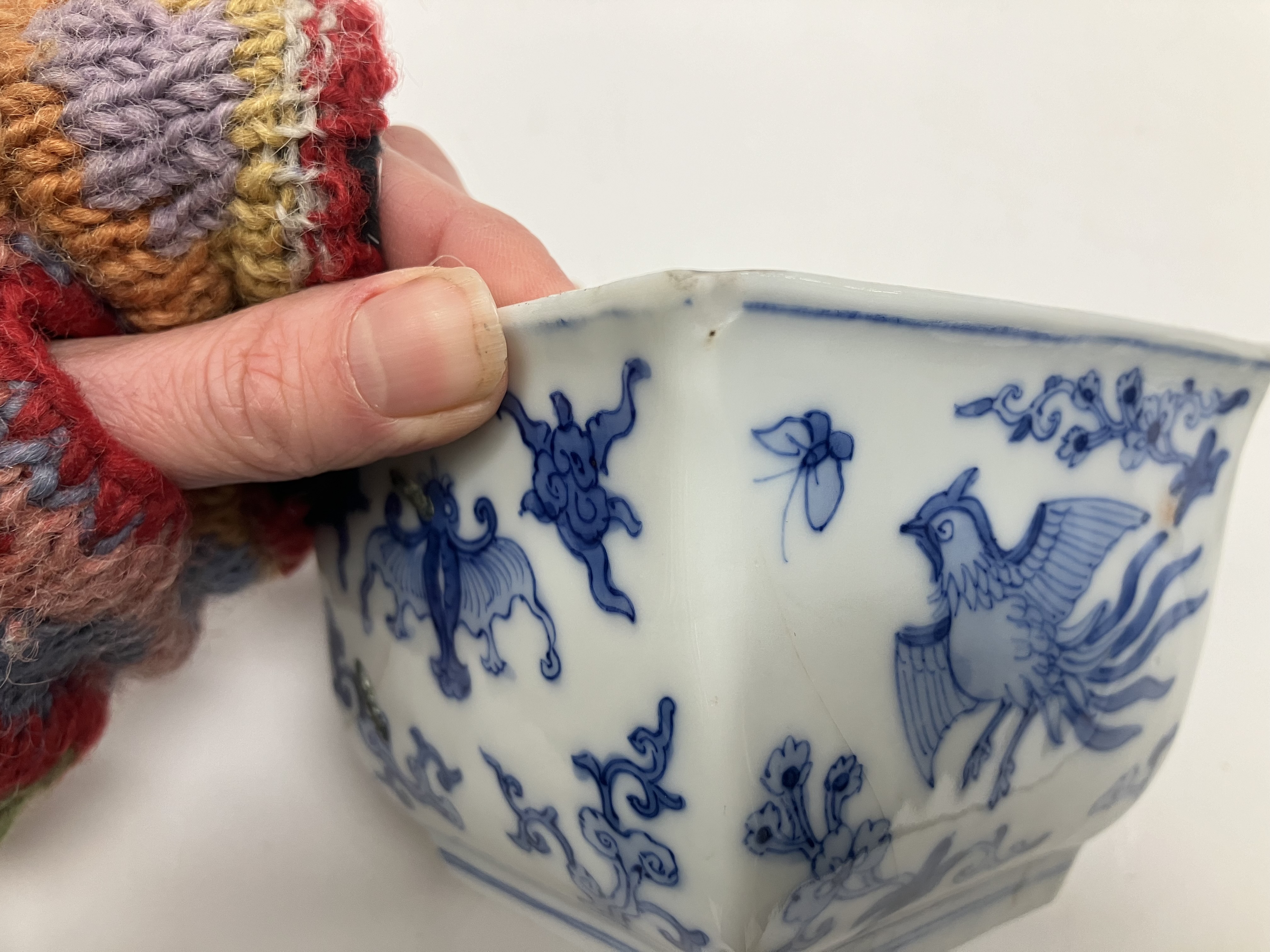 A blue and white porcelain chinoiserie decorated cylindrical scribe's pot bearing four character - Image 18 of 40