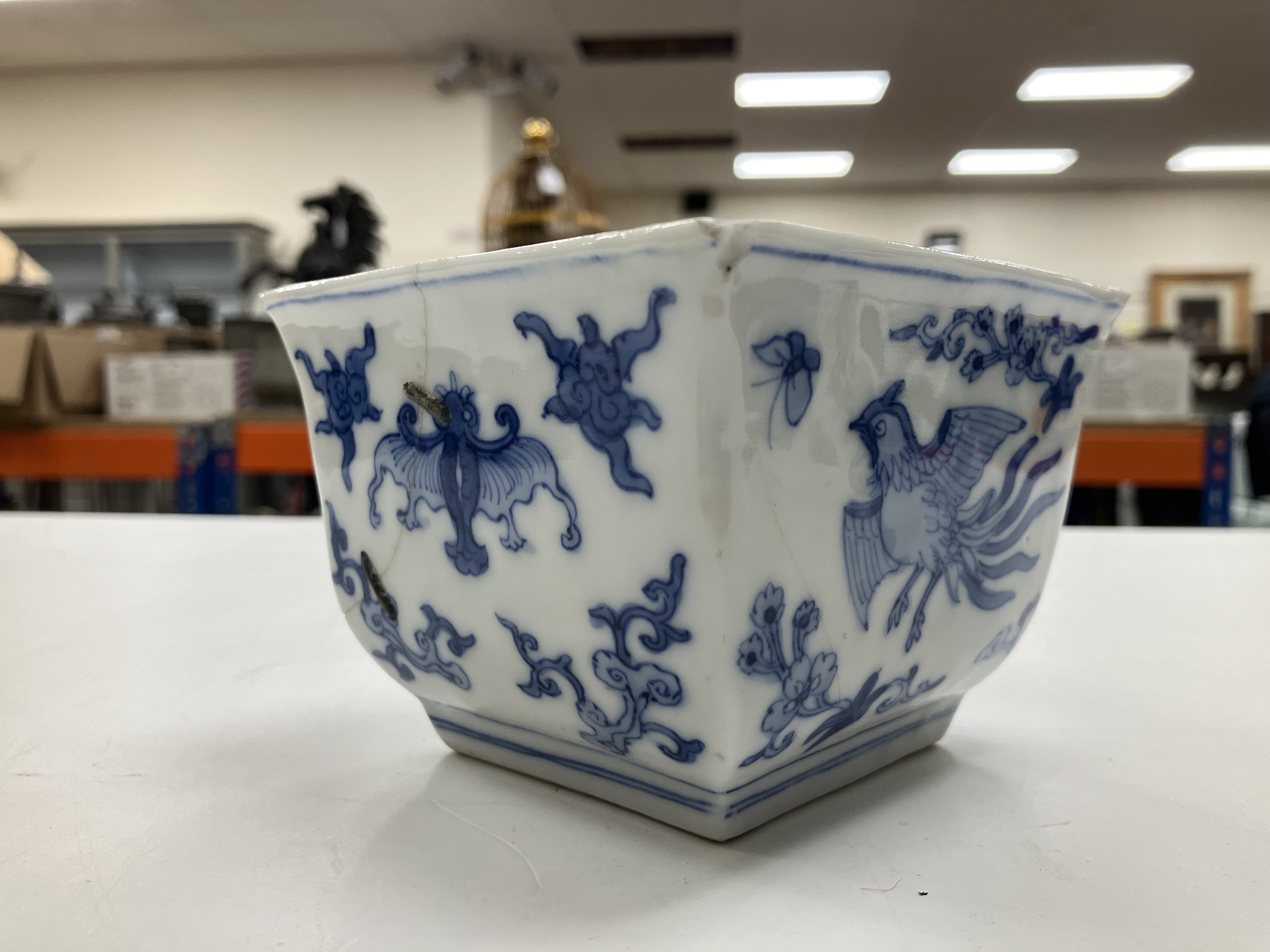 A blue and white porcelain chinoiserie decorated cylindrical scribe's pot bearing four character - Image 25 of 40