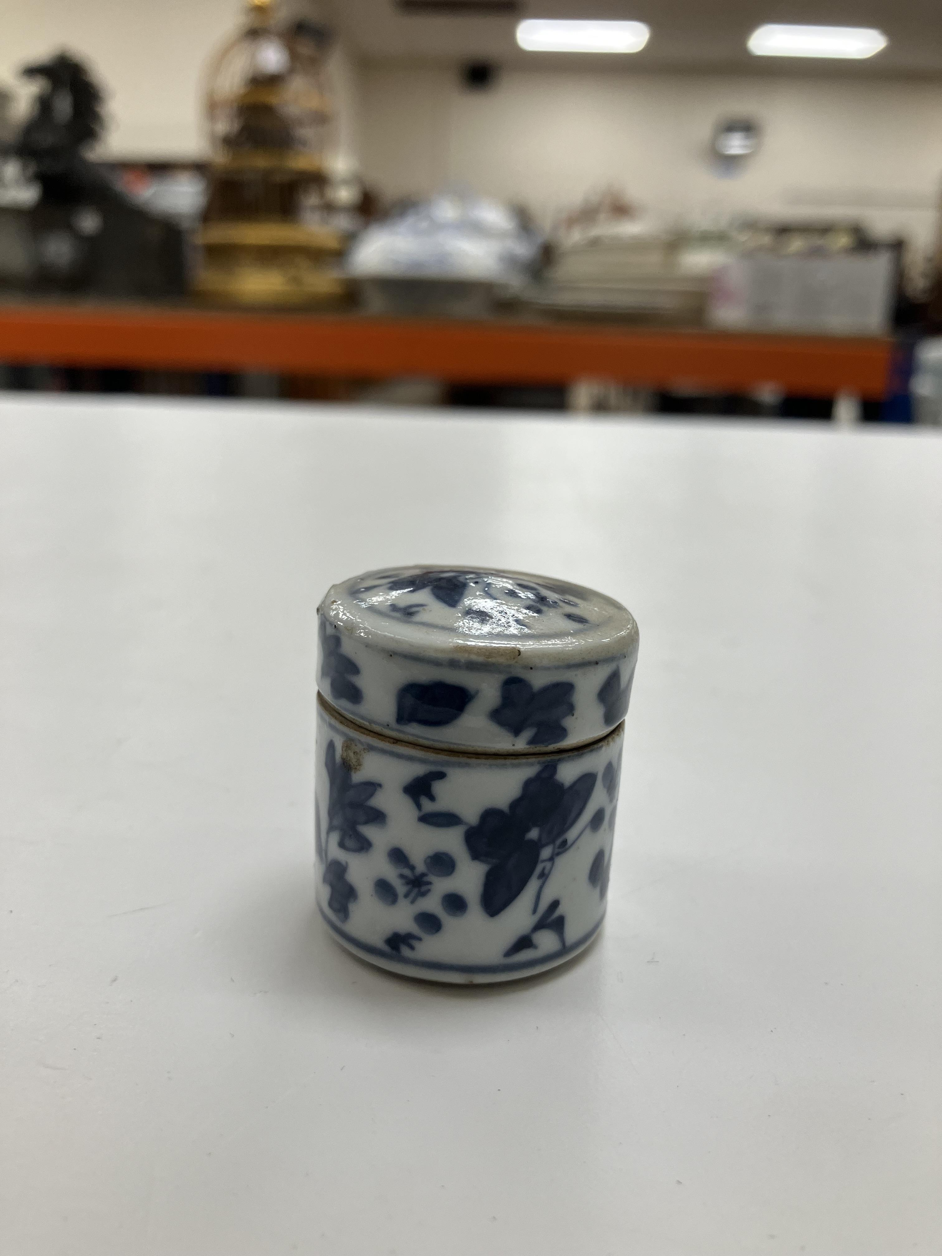 A blue and white porcelain chinoiserie decorated cylindrical scribe's pot bearing four character - Image 14 of 40