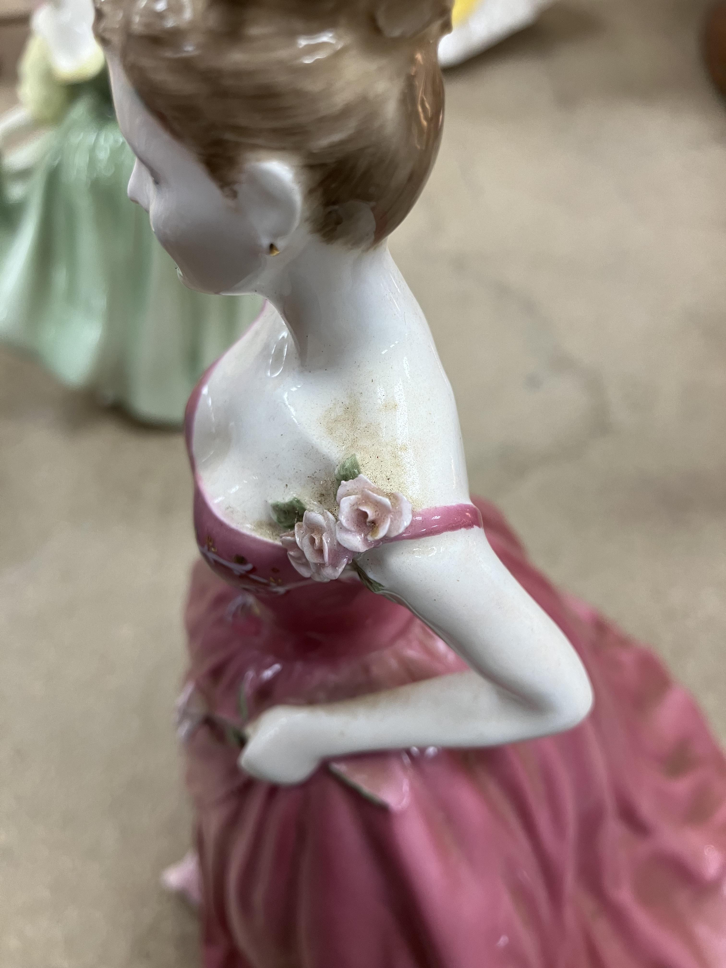 A collection of twenty-nine various figurines to include ten Royal Doulton examples including - Image 21 of 27