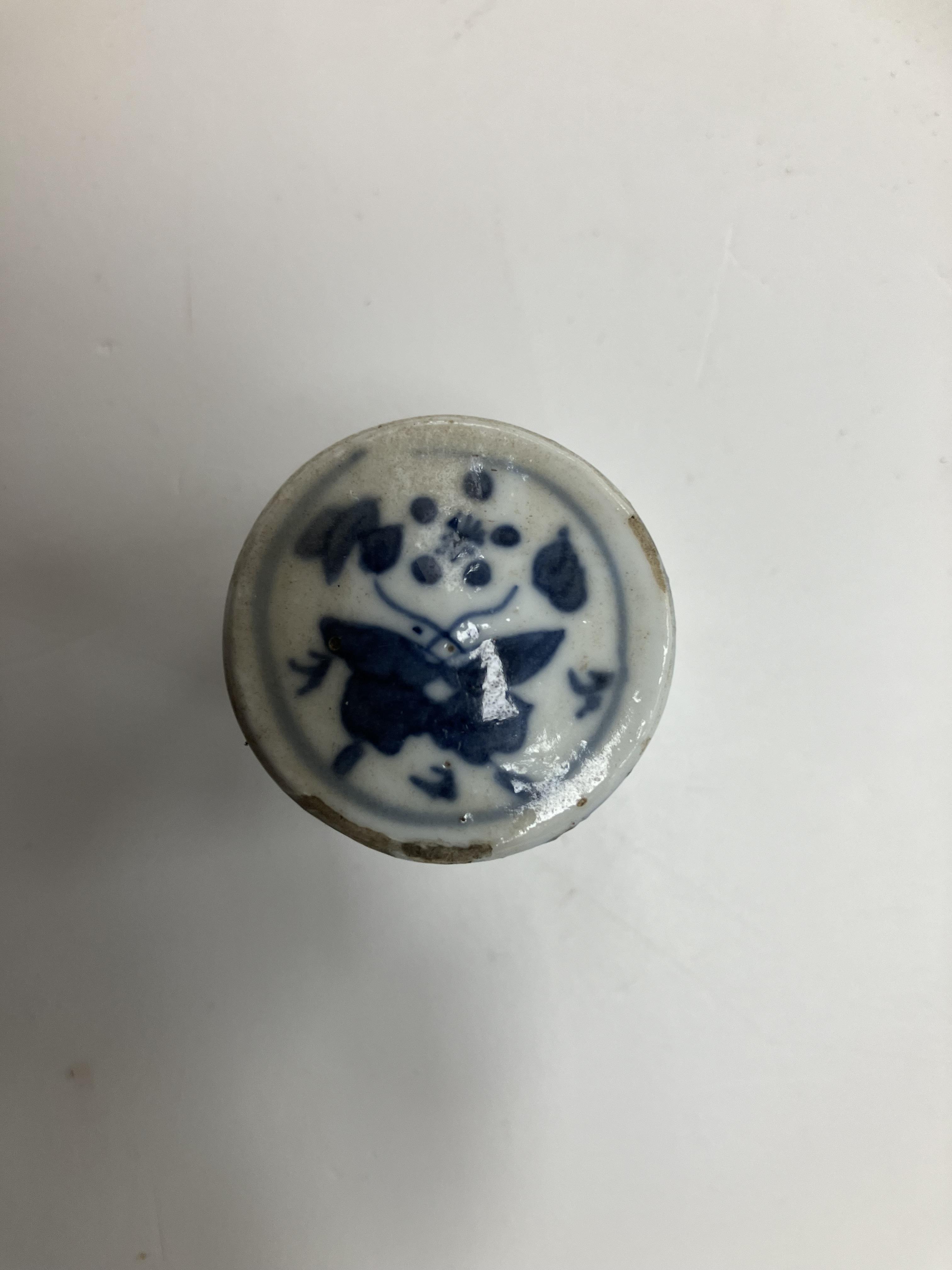 A blue and white porcelain chinoiserie decorated cylindrical scribe's pot bearing four character - Image 10 of 40