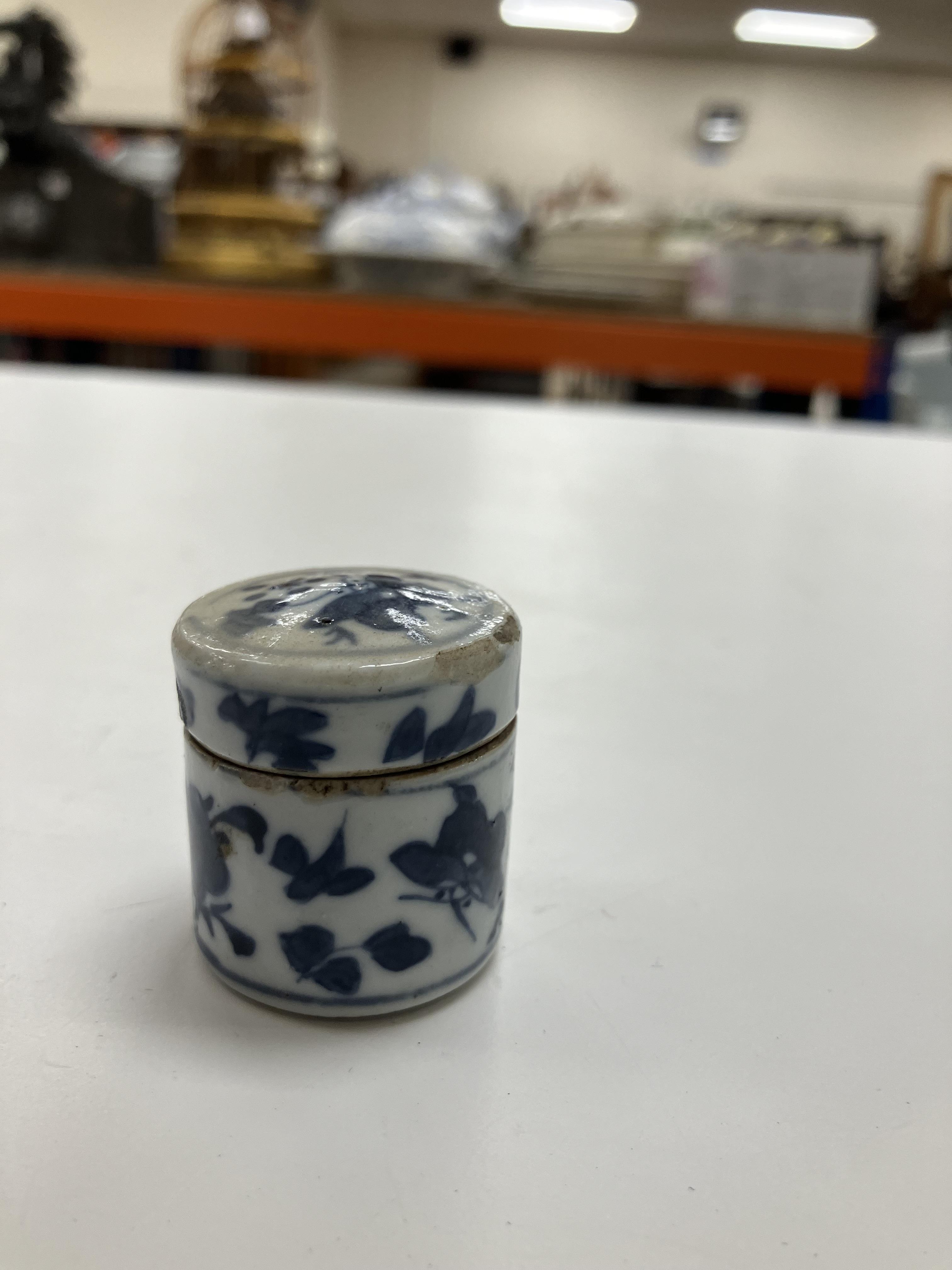 A blue and white porcelain chinoiserie decorated cylindrical scribe's pot bearing four character - Image 12 of 40