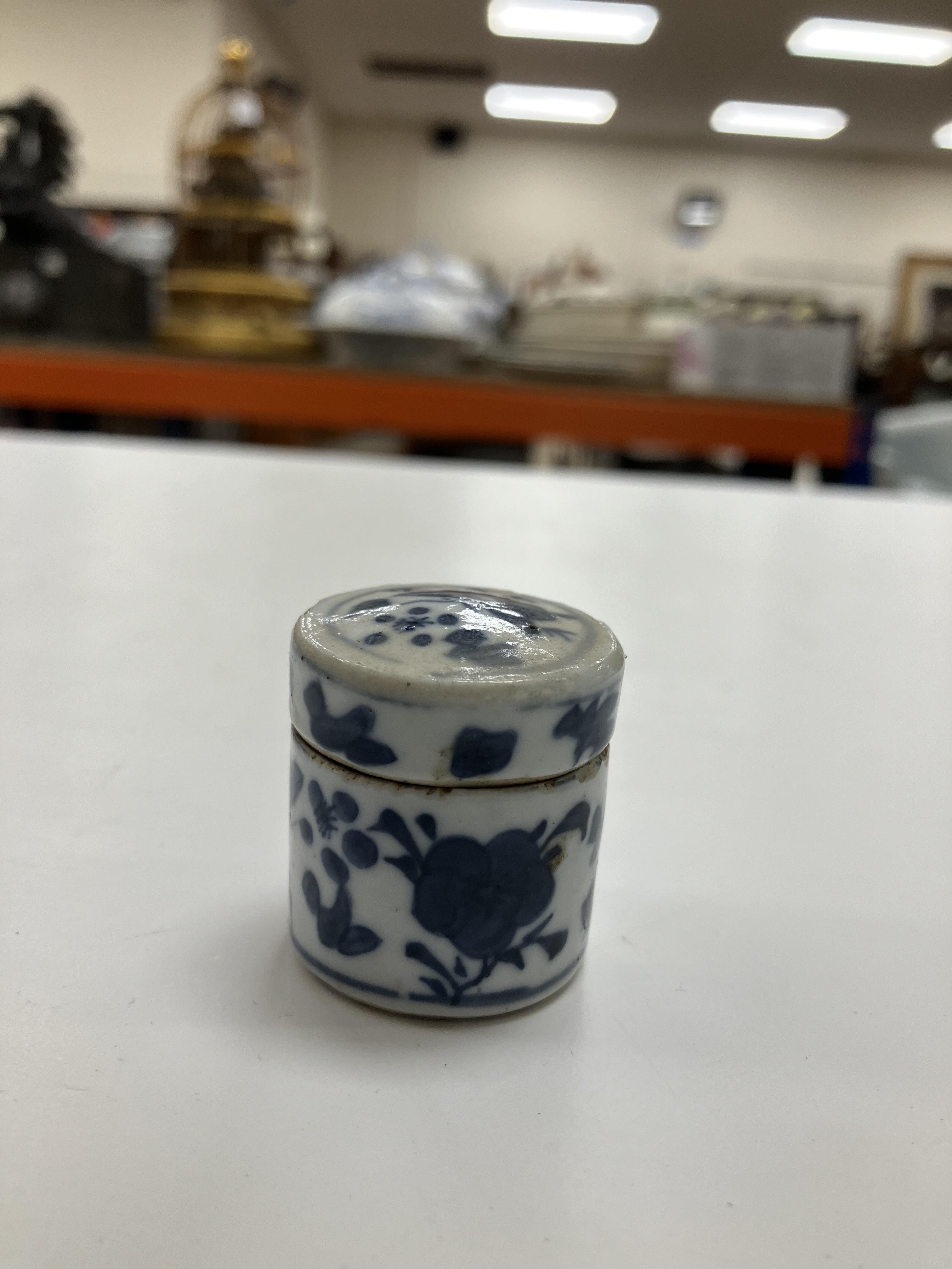 A blue and white porcelain chinoiserie decorated cylindrical scribe's pot bearing four character - Image 13 of 40