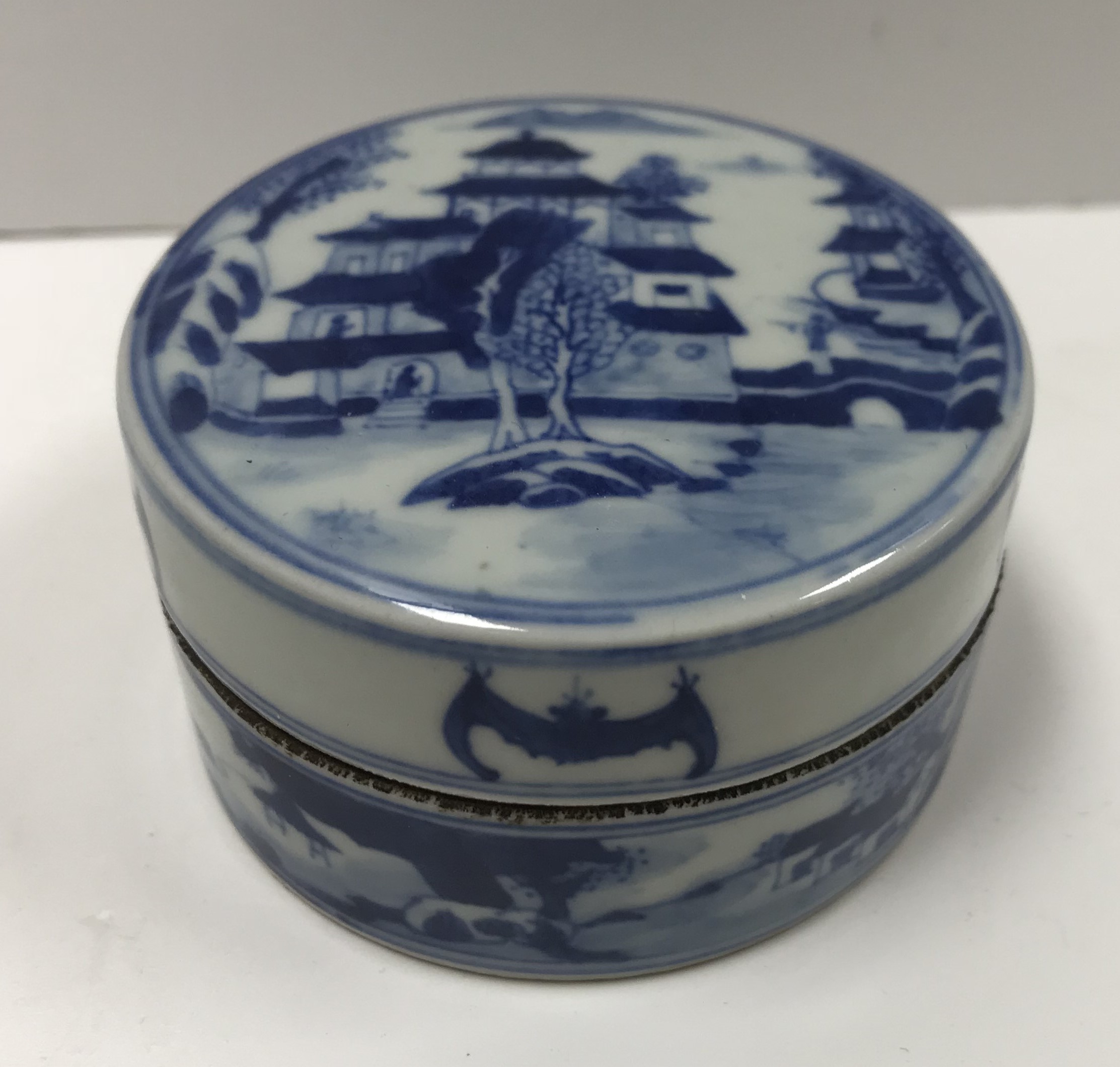 A blue and white porcelain chinoiserie decorated cylindrical scribe's pot bearing four character - Image 4 of 40