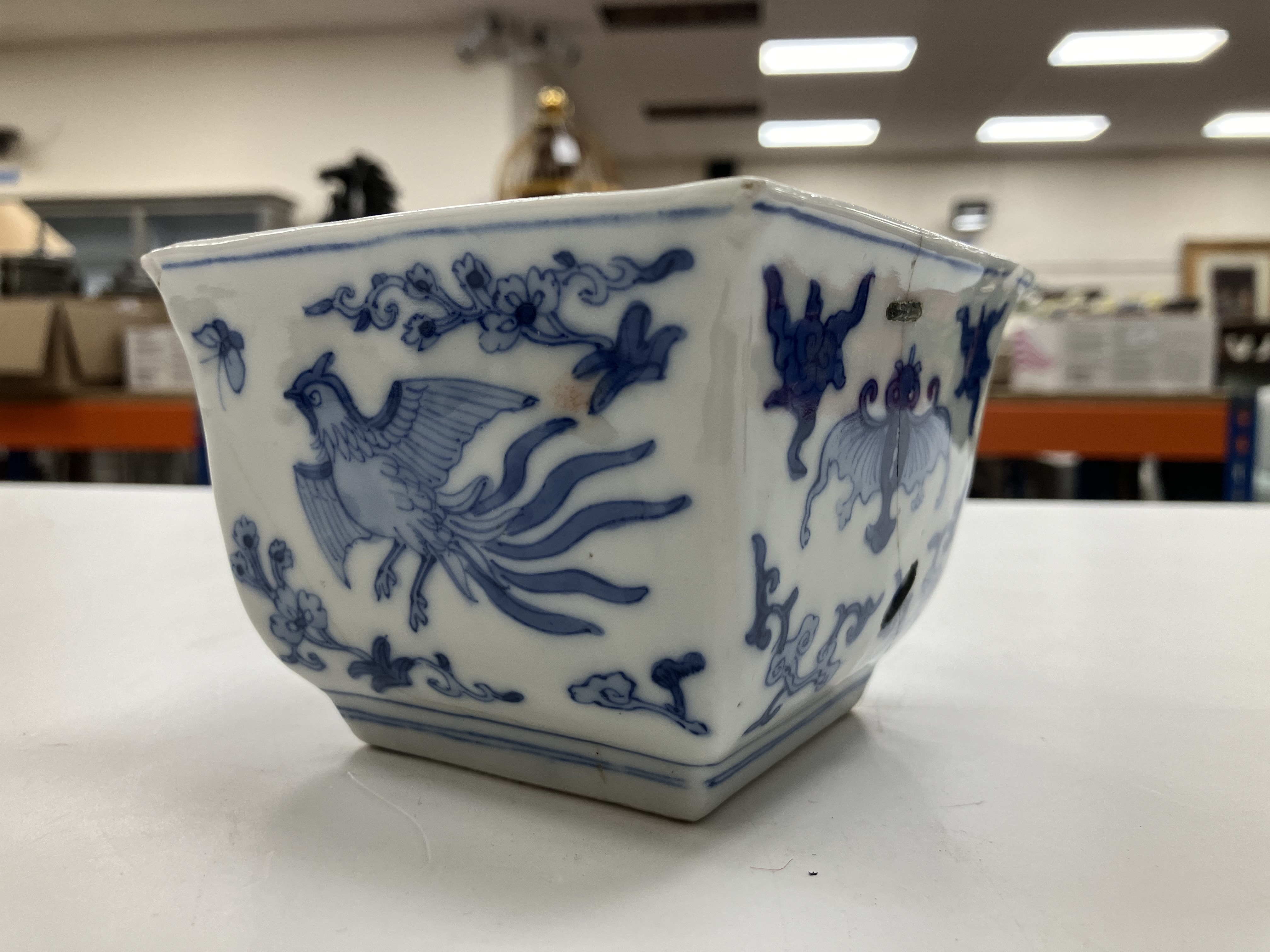 A blue and white porcelain chinoiserie decorated cylindrical scribe's pot bearing four character - Image 23 of 40