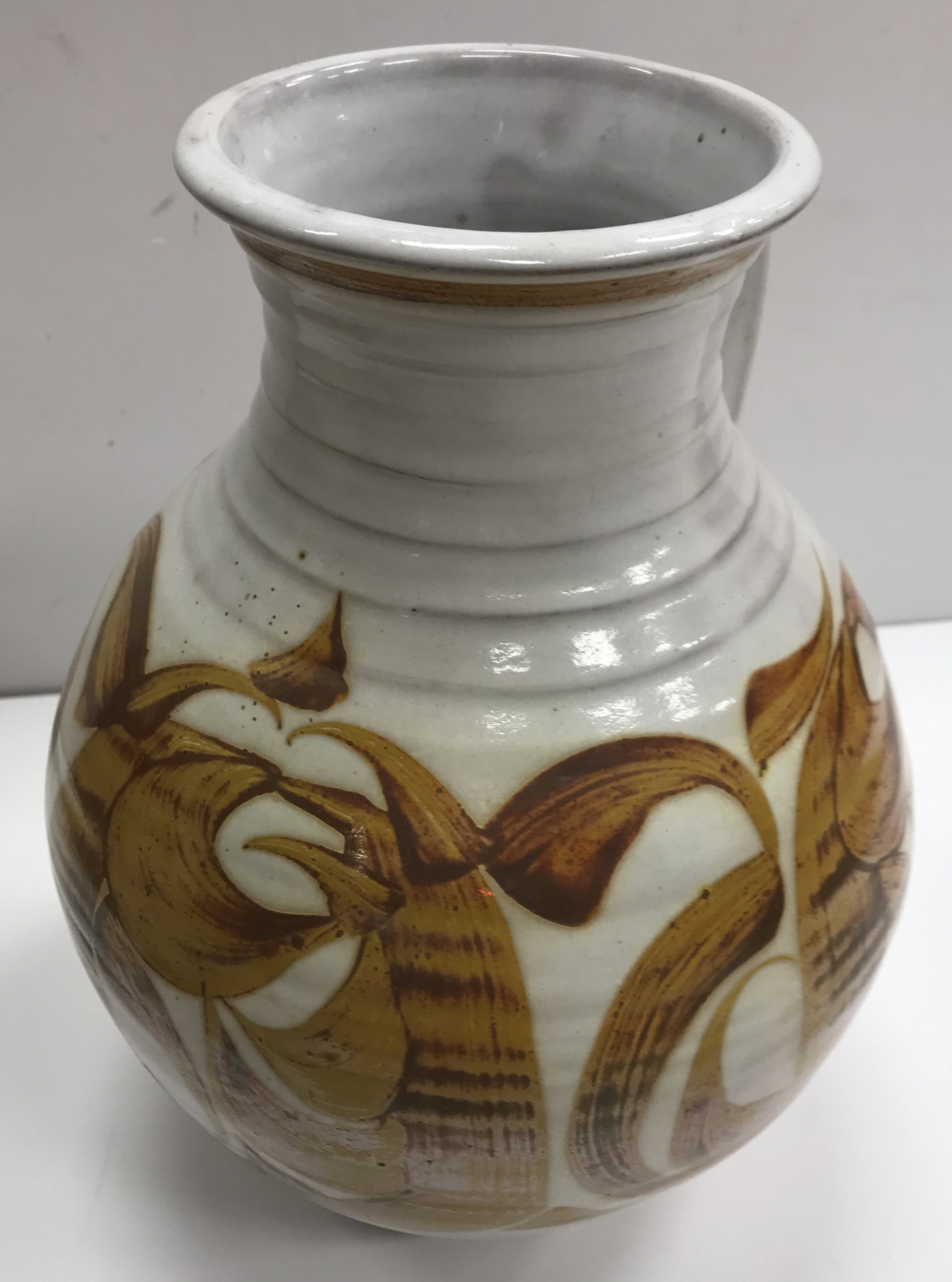 An Alan Caiger-Smith Aldermaston Pottery jug with ochre glaze and scrolling design on a white - Image 2 of 5