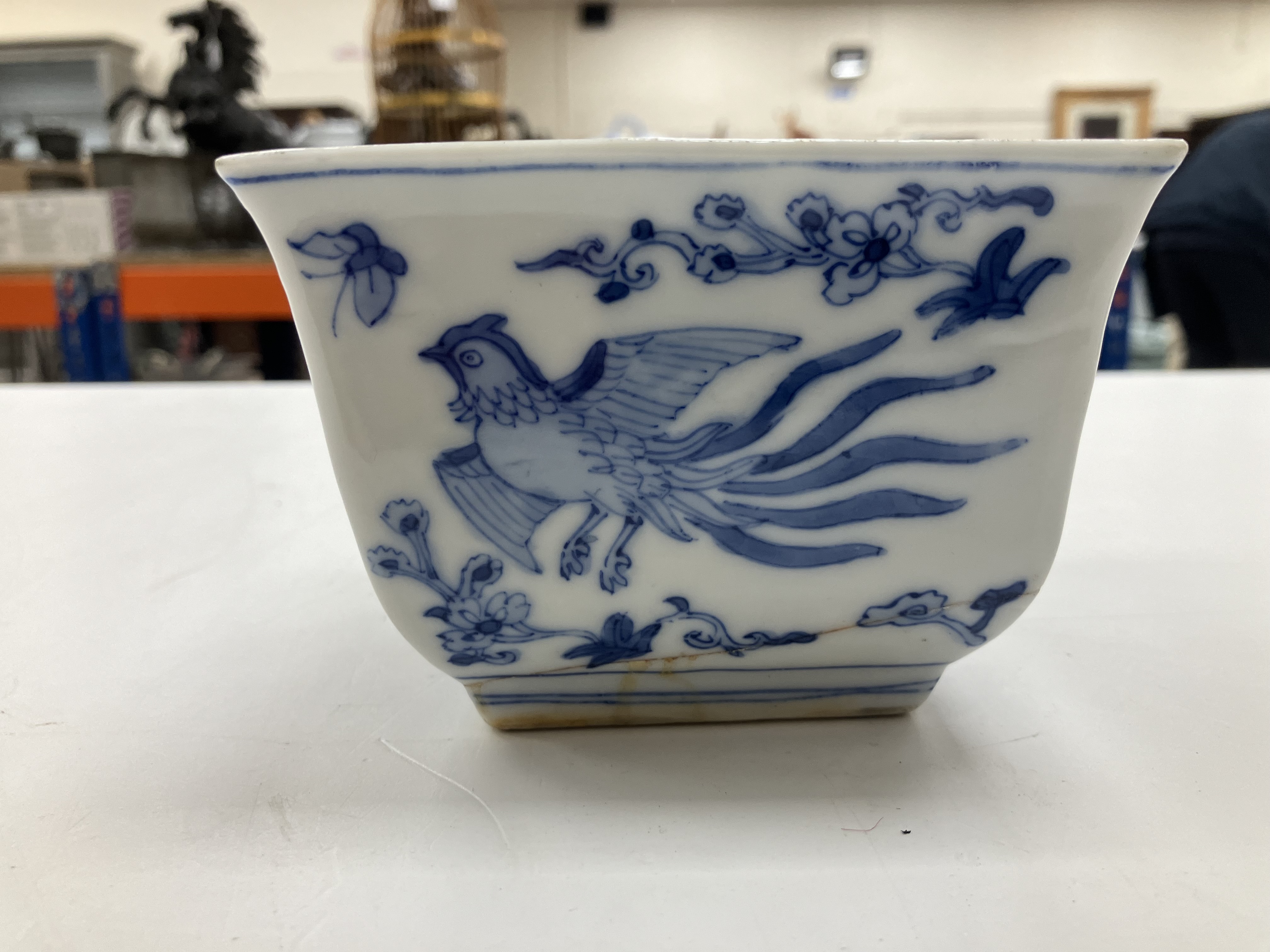 A blue and white porcelain chinoiserie decorated cylindrical scribe's pot bearing four character - Image 28 of 40