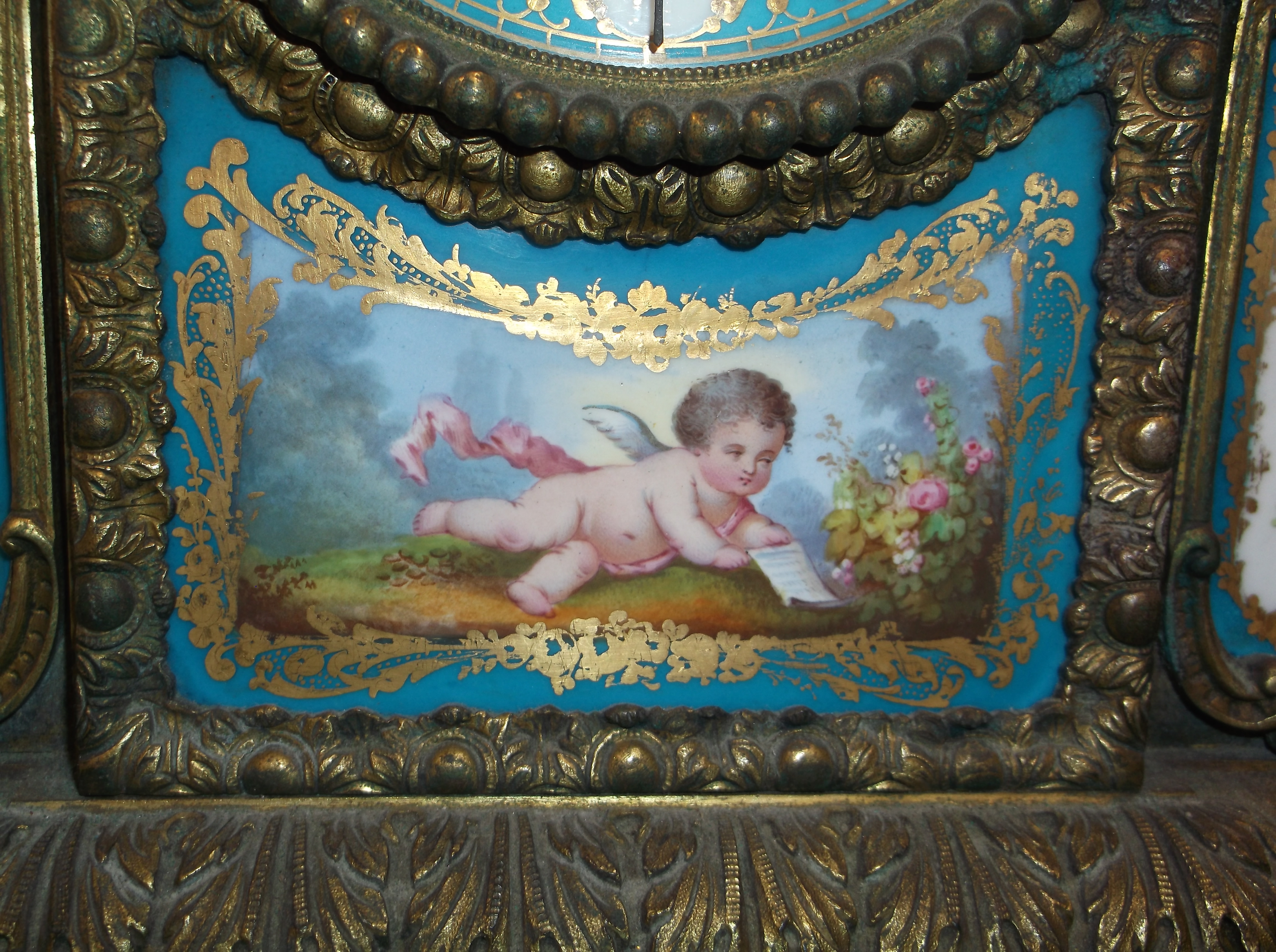 A 19th Century French gilt brass cased mantel clock set with hand-painted Sèvres style porcelain - Image 12 of 28