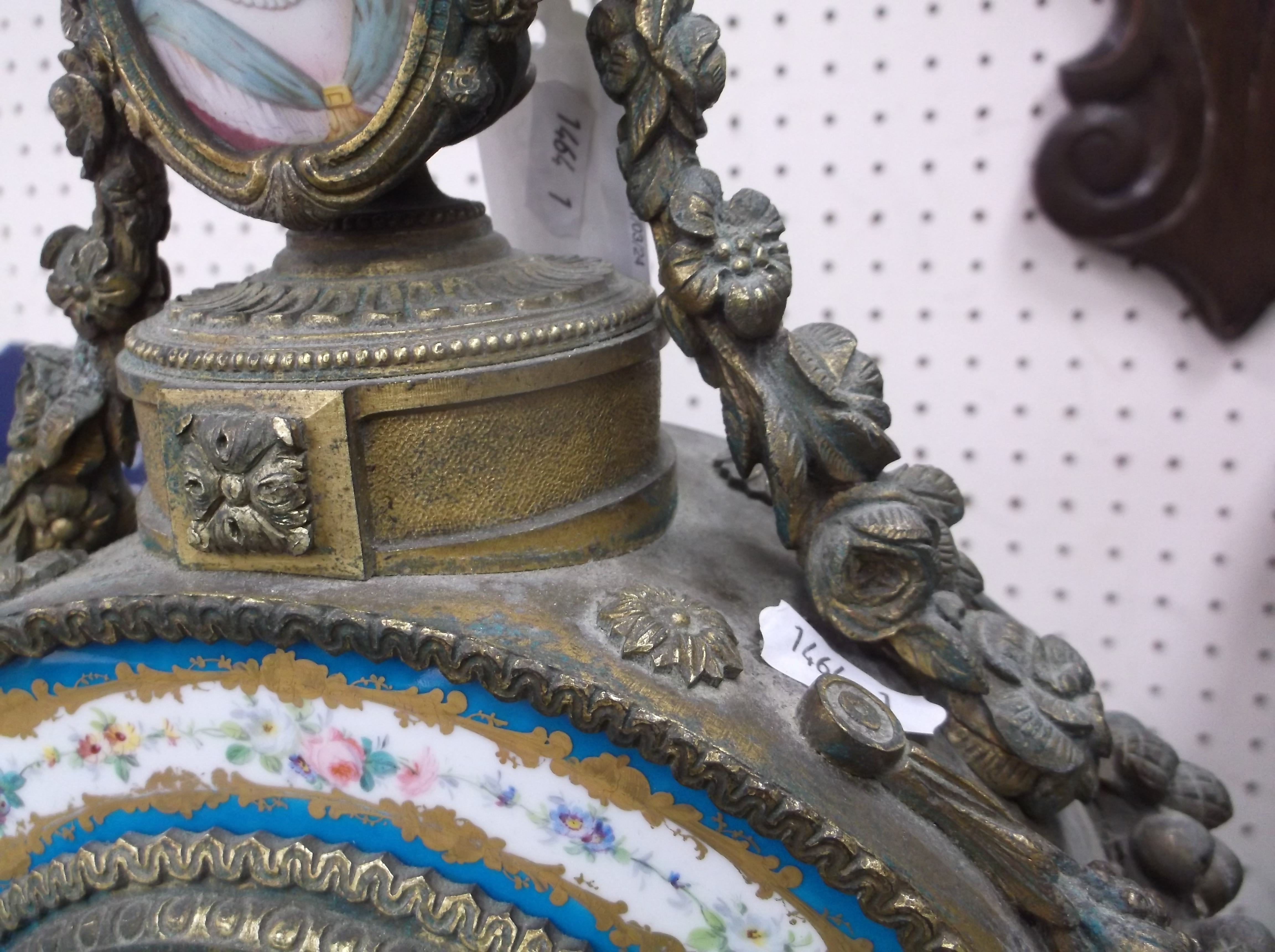 A 19th Century French gilt brass cased mantel clock set with hand-painted Sèvres style porcelain - Image 9 of 28