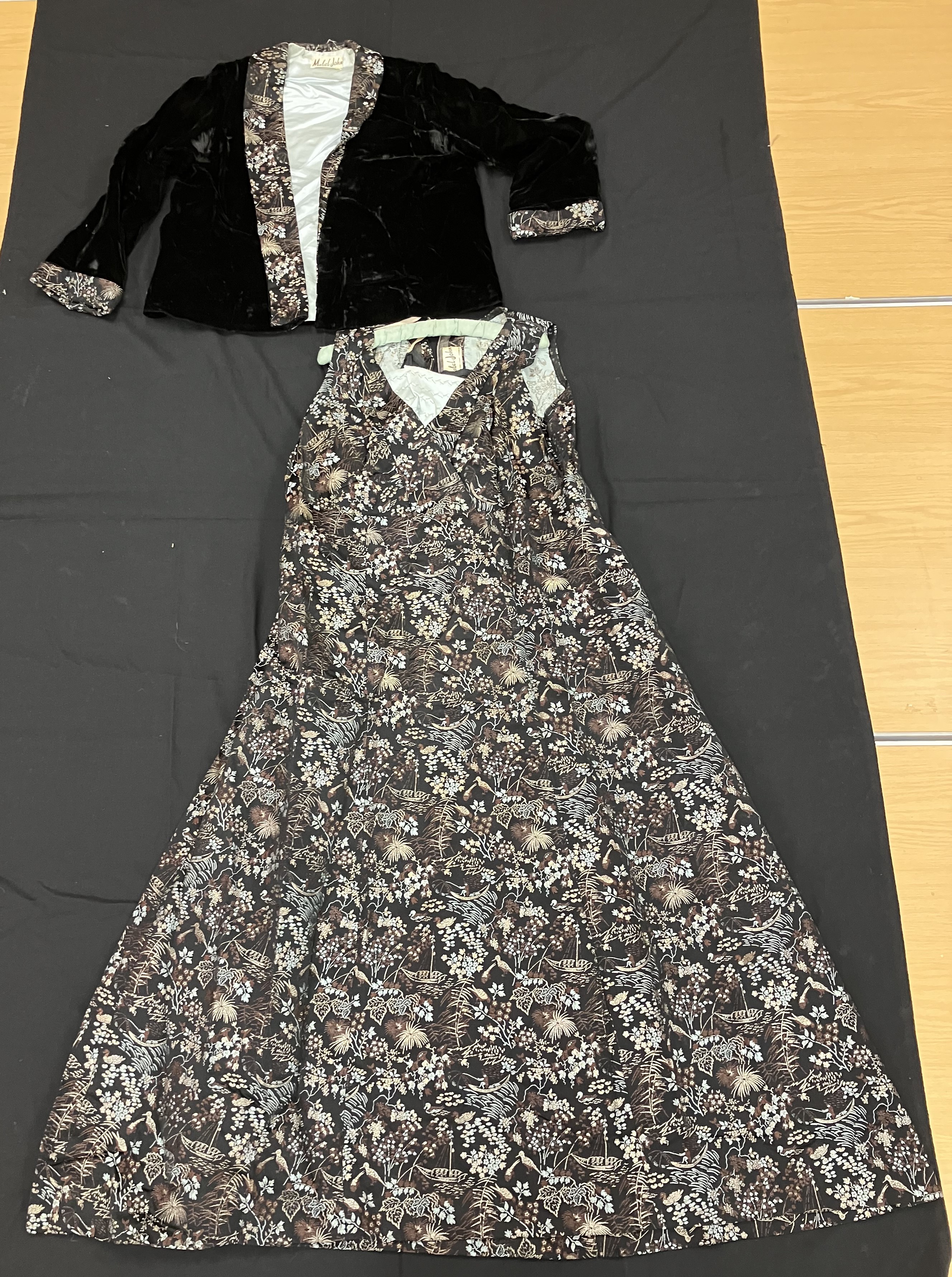 A mid-20th Century silk dress with matching jacket in blue, dress approx. 100 cm, approx. - Image 16 of 70