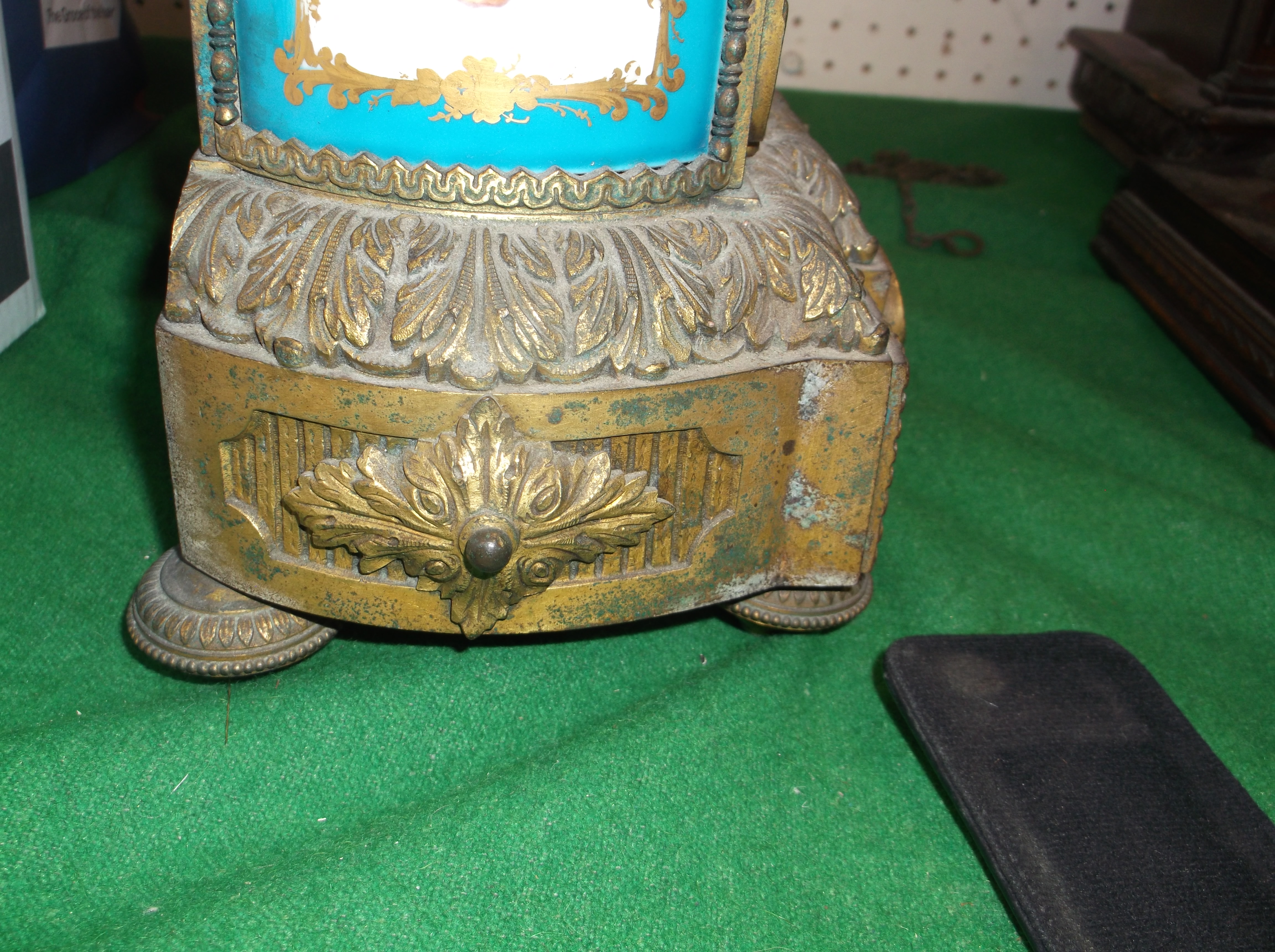 A 19th Century French gilt brass cased mantel clock set with hand-painted Sèvres style porcelain - Image 19 of 28