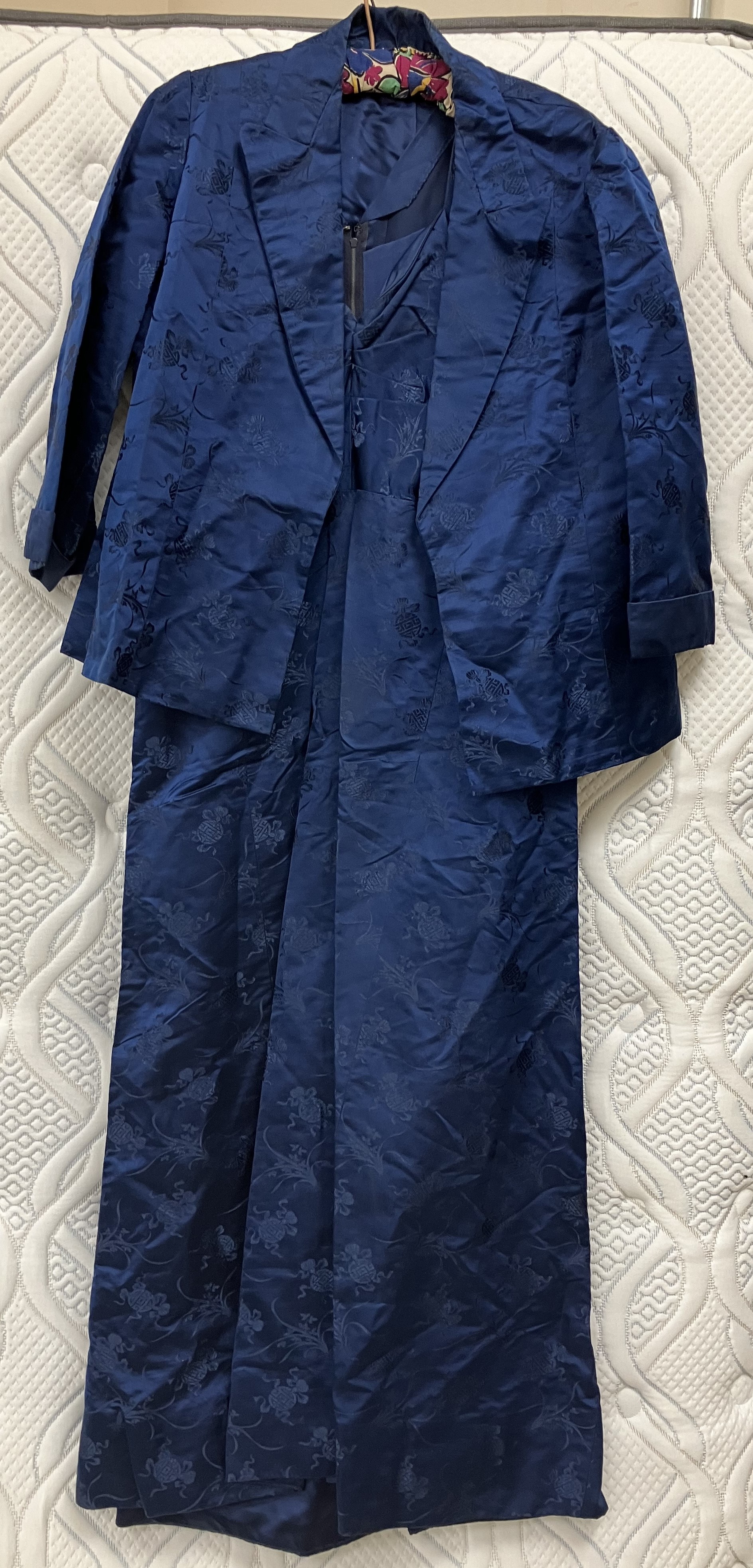 A mid-20th Century silk dress with matching jacket in blue, dress approx. 100 cm, approx. - Image 13 of 70