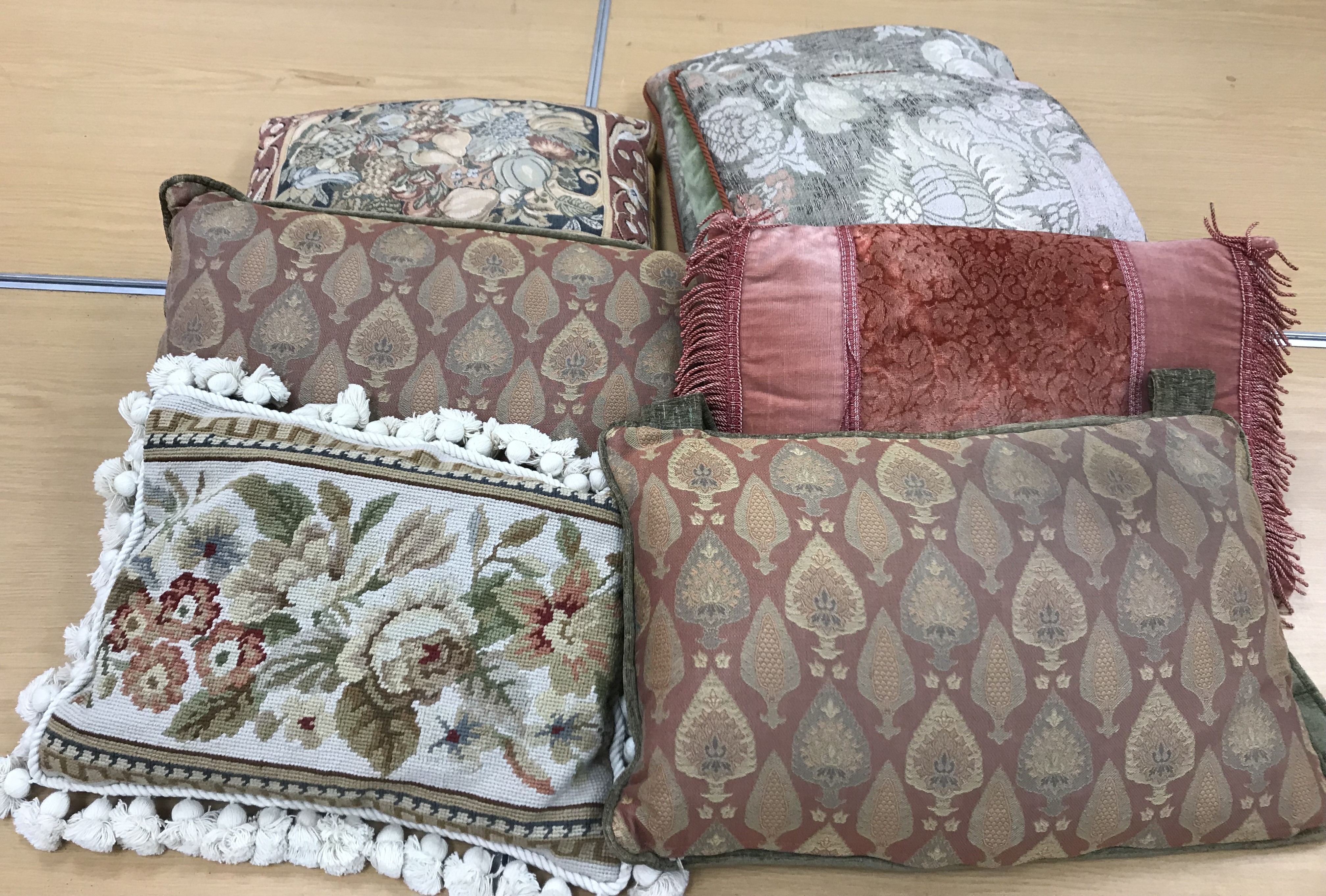 A box containing assorted scatter cushions (1)