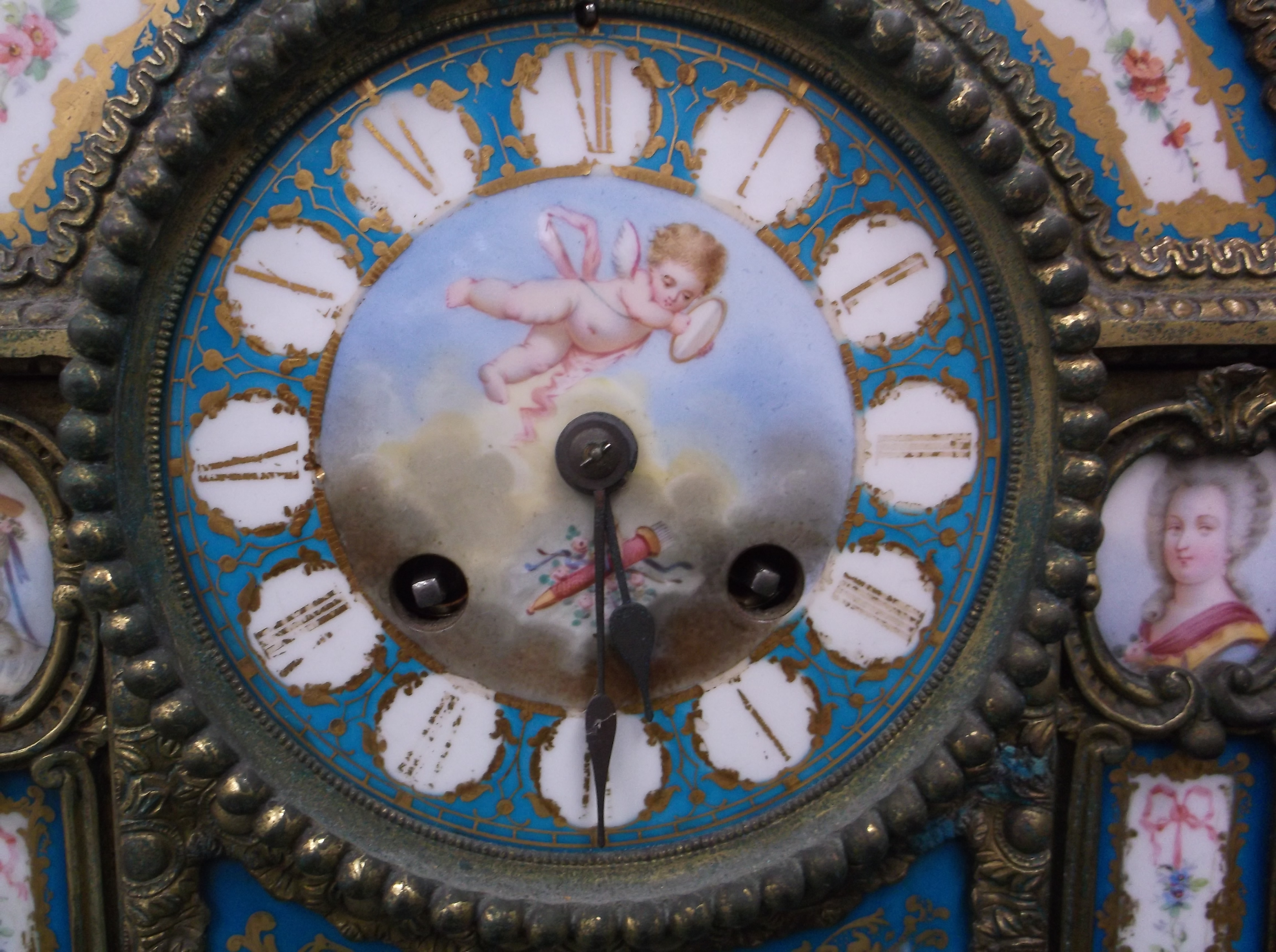 A 19th Century French gilt brass cased mantel clock set with hand-painted Sèvres style porcelain - Image 11 of 28