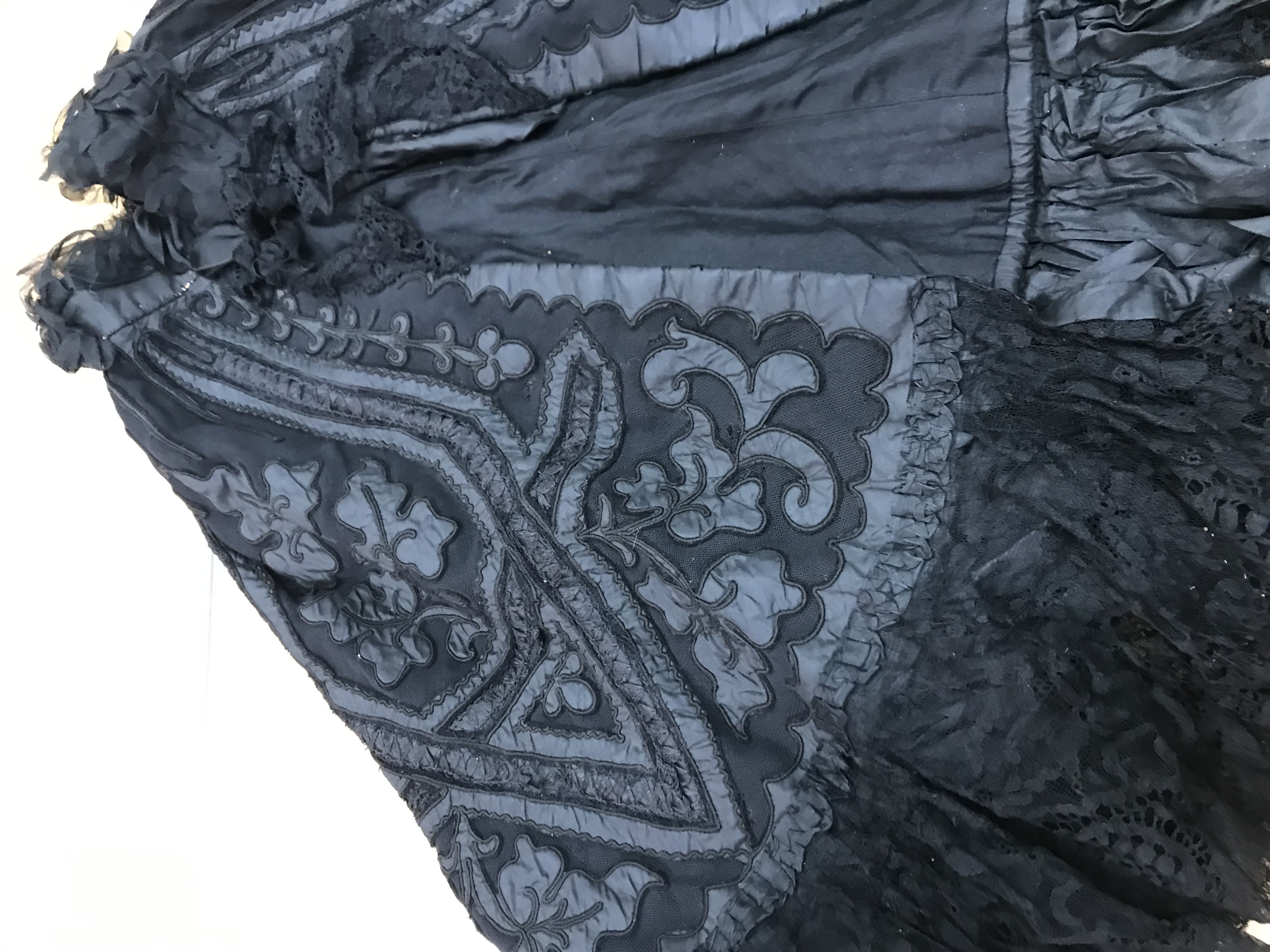 A Victorian mourning cape with applique decoration and lace edge together with a Victorian style - Image 14 of 115