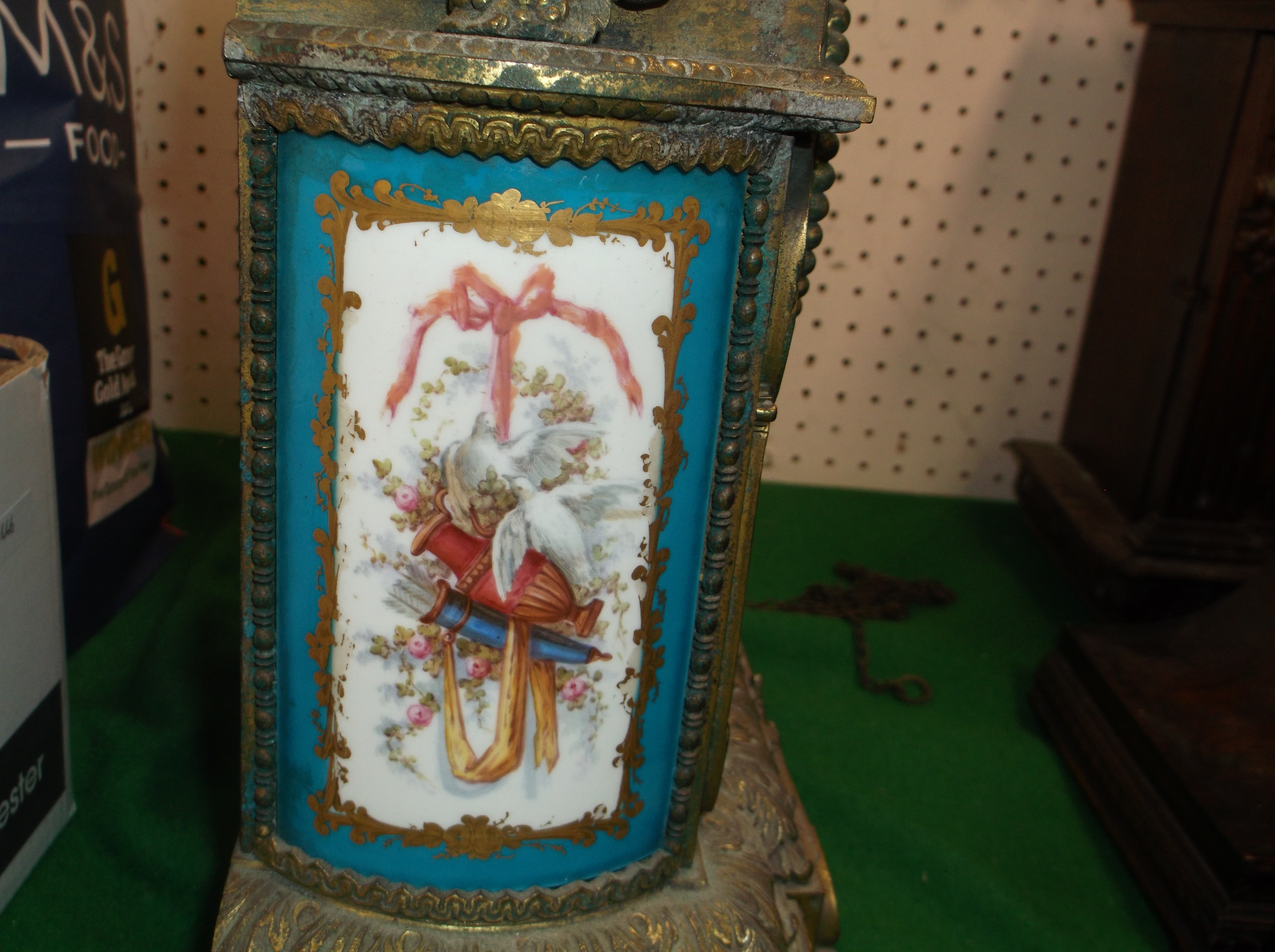 A 19th Century French gilt brass cased mantel clock set with hand-painted Sèvres style porcelain - Image 18 of 28