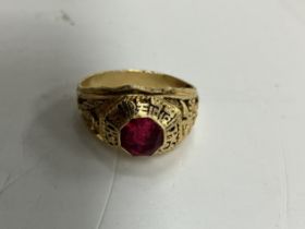 An 18 carat gold Republic of Korea Marine Corps dress ring bearing insignia for 110 Parachute and