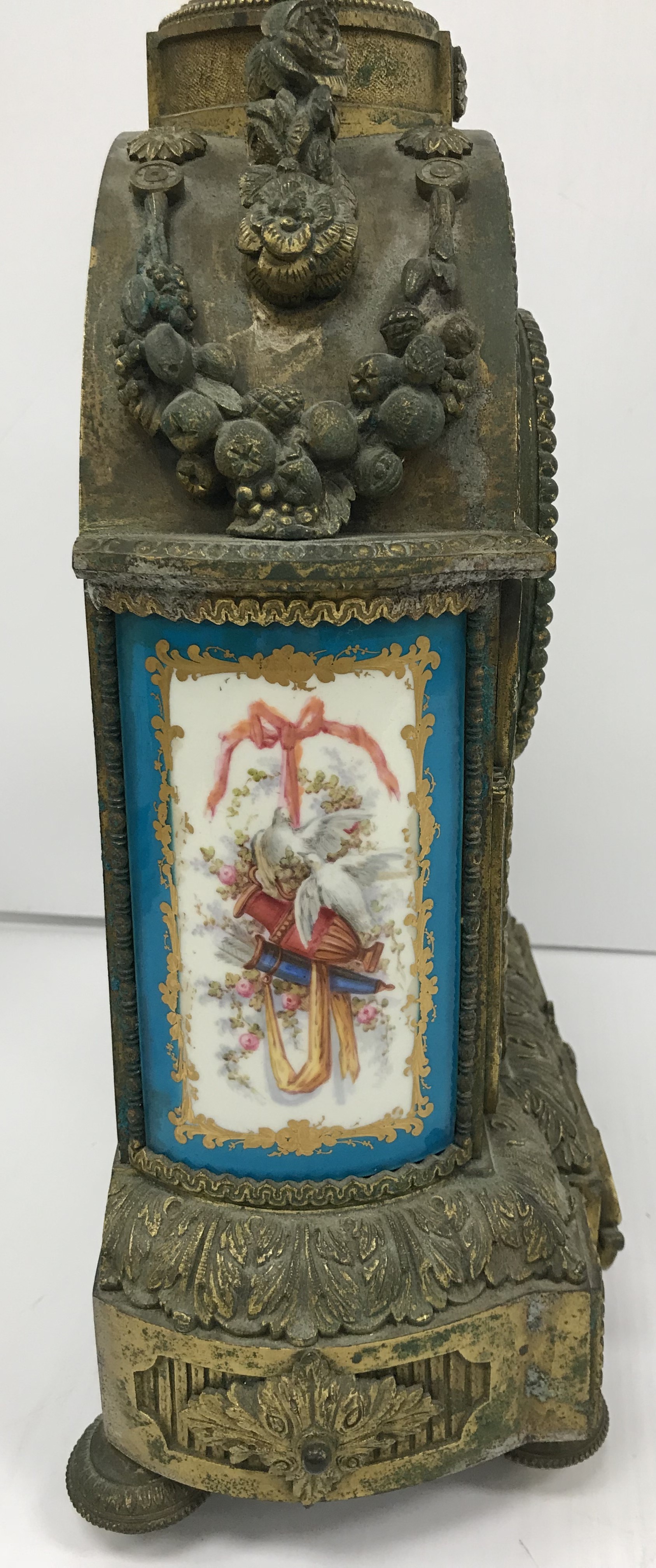 A 19th Century French gilt brass cased mantel clock set with hand-painted Sèvres style porcelain - Image 5 of 28