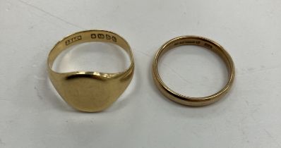 An 18 carat gold signet ring, un-engraved, size R, 5.